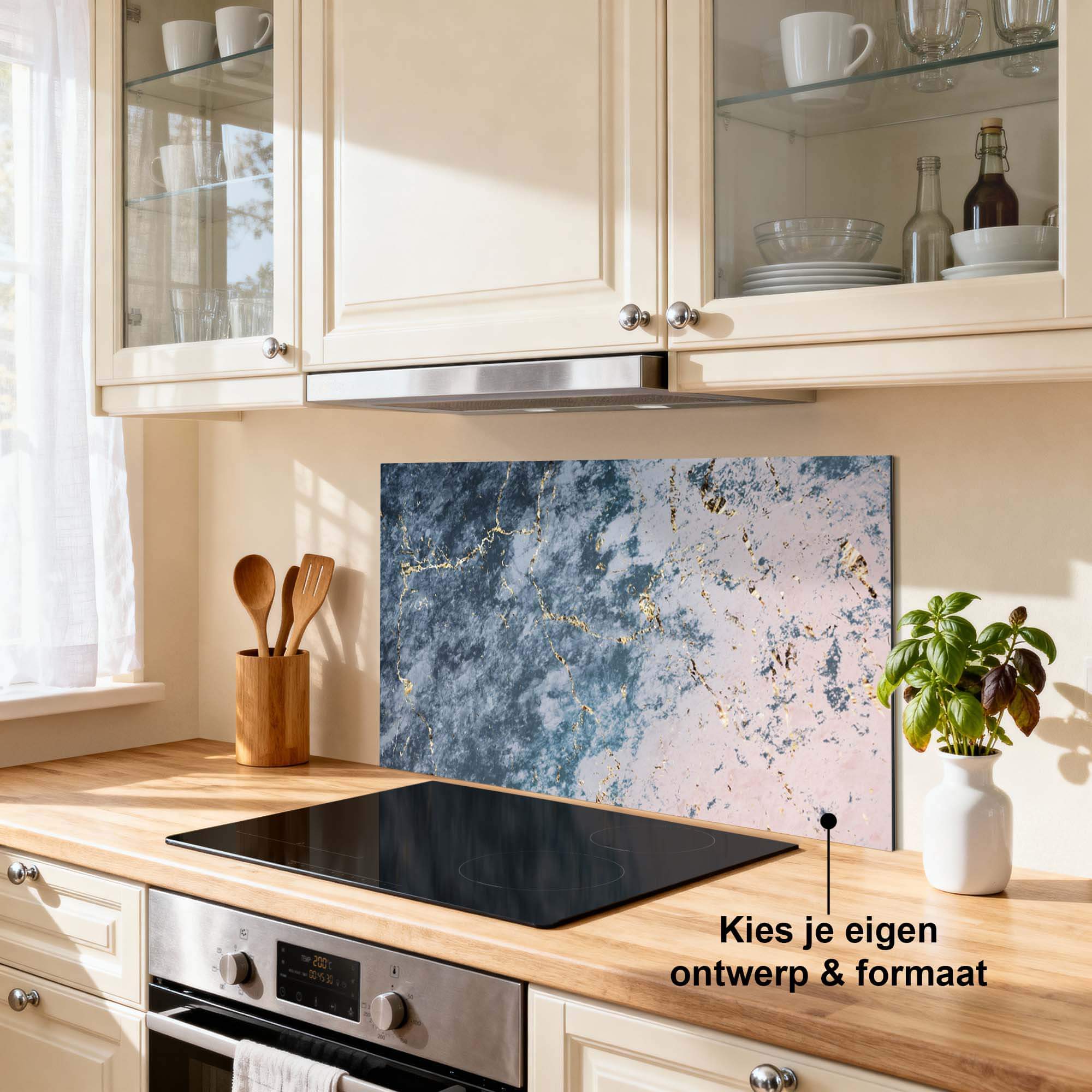 Eleganter Ocean Marble Splash Screen in einer modernen Küche mit tiefen Blau-, Rosa- und Goldtönen. Ideal als Splash Screen oder als Spritzwand in der Küche.