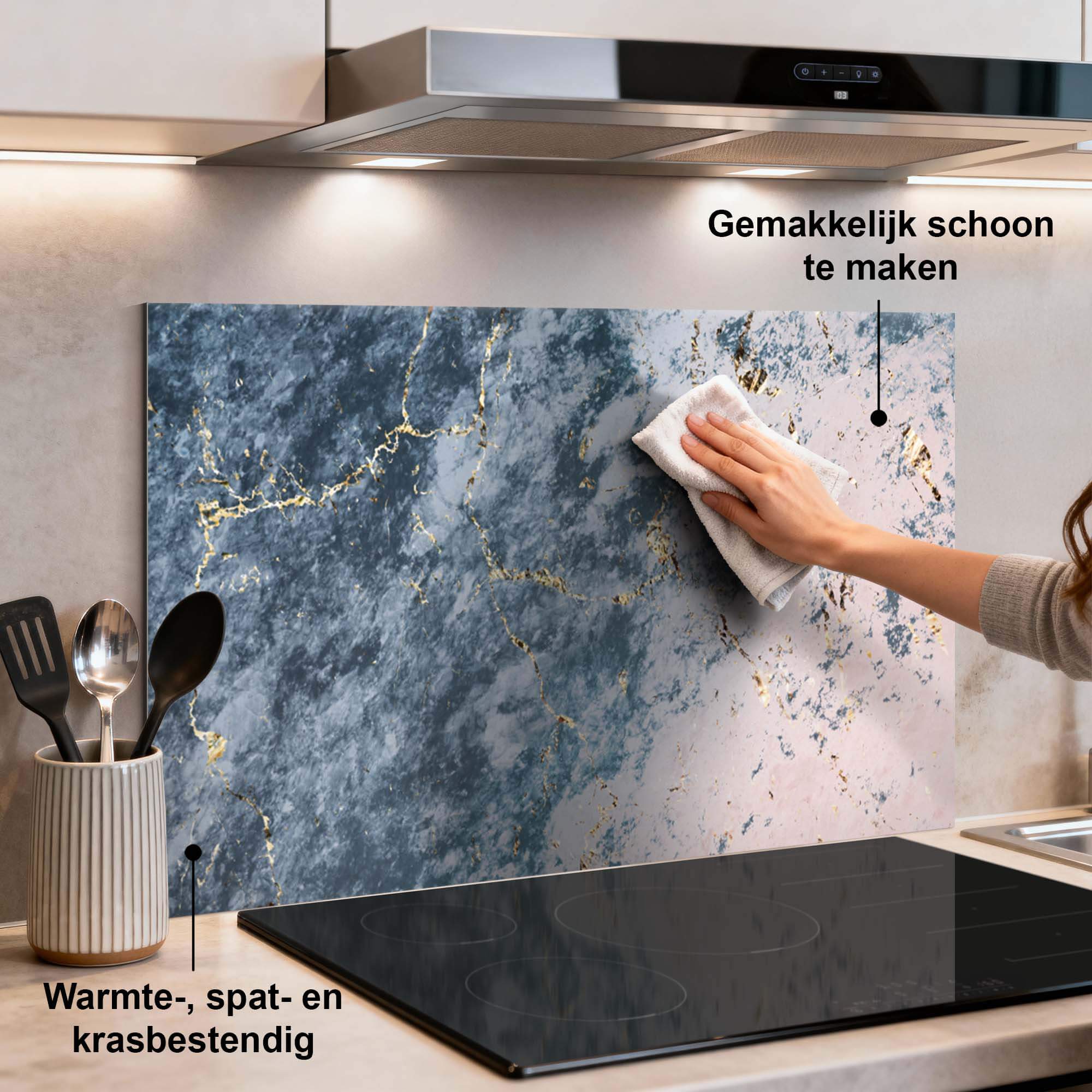 Elegante Küche mit einer Spritzschutzwand aus Elegant Ocean Marmor mit blauen und goldenen Akzenten, leicht zu reinigen, spritz- und kratzfest.