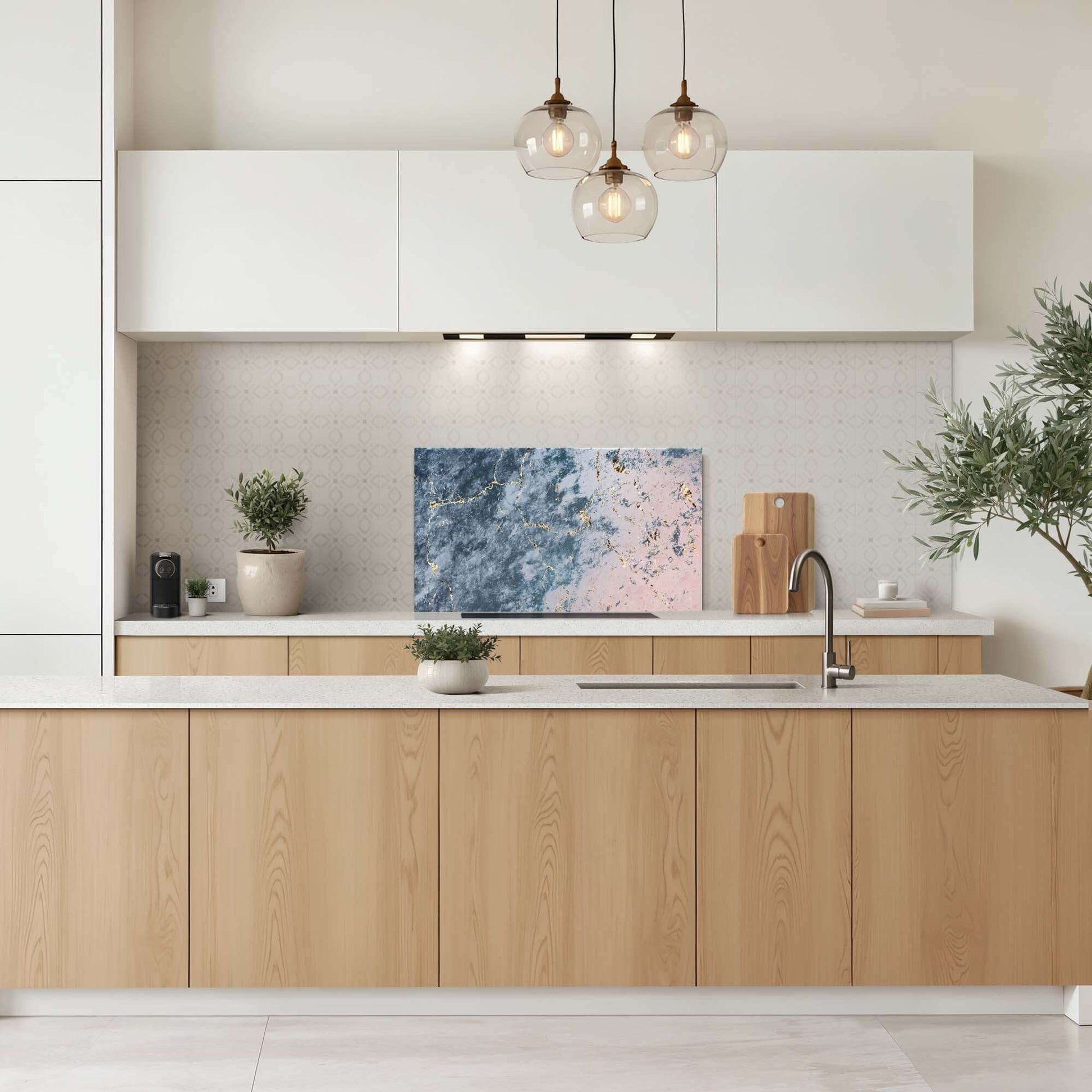 Eleganter Ocean Marble Splashback in einer modernen Küche mit Holzschränken, tiefblauen und rosafarbenen Farbtönen, Splashback und Beleuchtung.