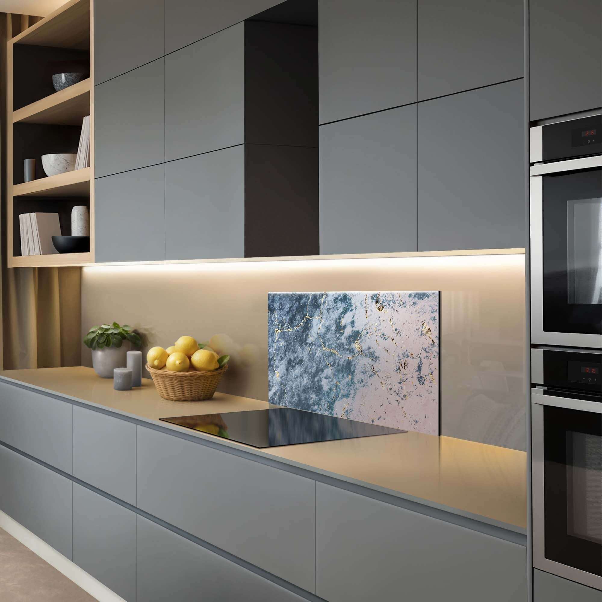 Elegante Ocean Marble Spritzwand in einer modernen Küche mit Blau- und Rosatönen, Spritzwand als Blickfang, geeignet für die Spritzwand in der Küche.