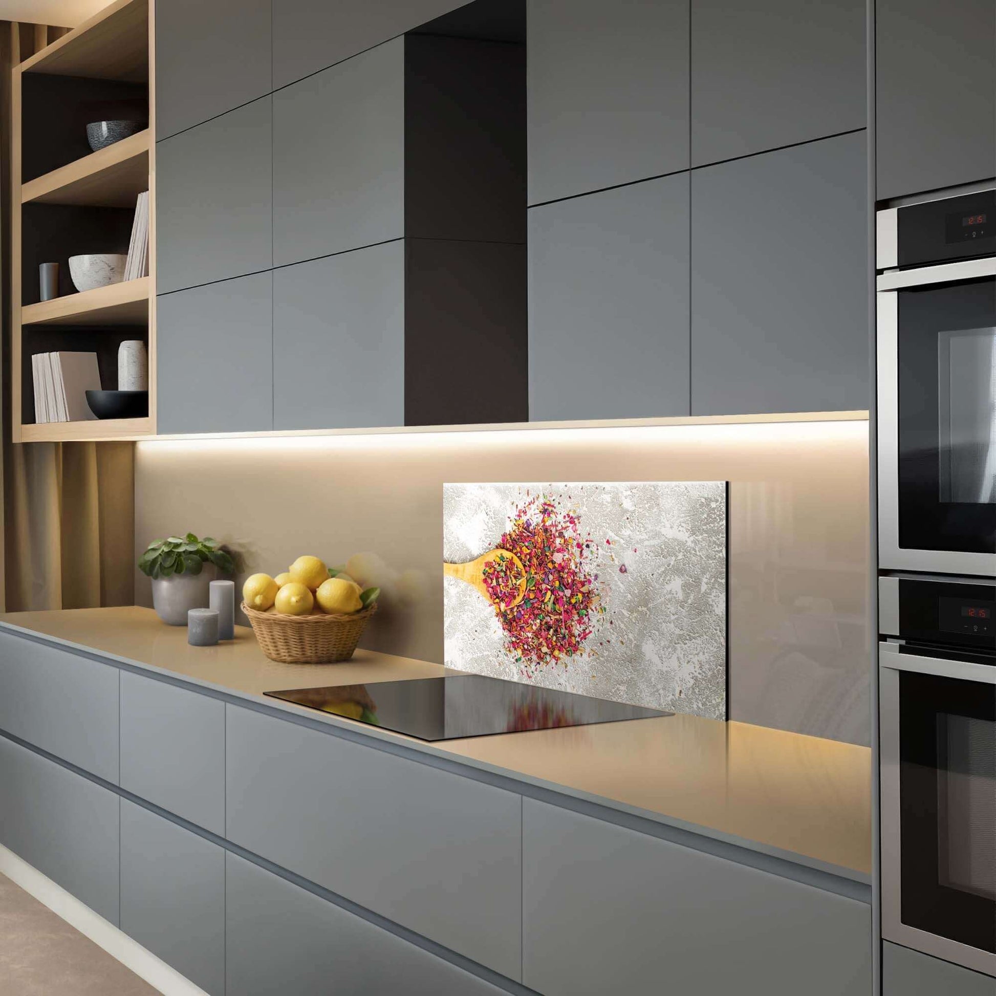 Spice Delight Spritzwand in moderner Küche mit farbenfrohem Design, idealer Spritzschutz oder Spritzwand für einen frischen Look.