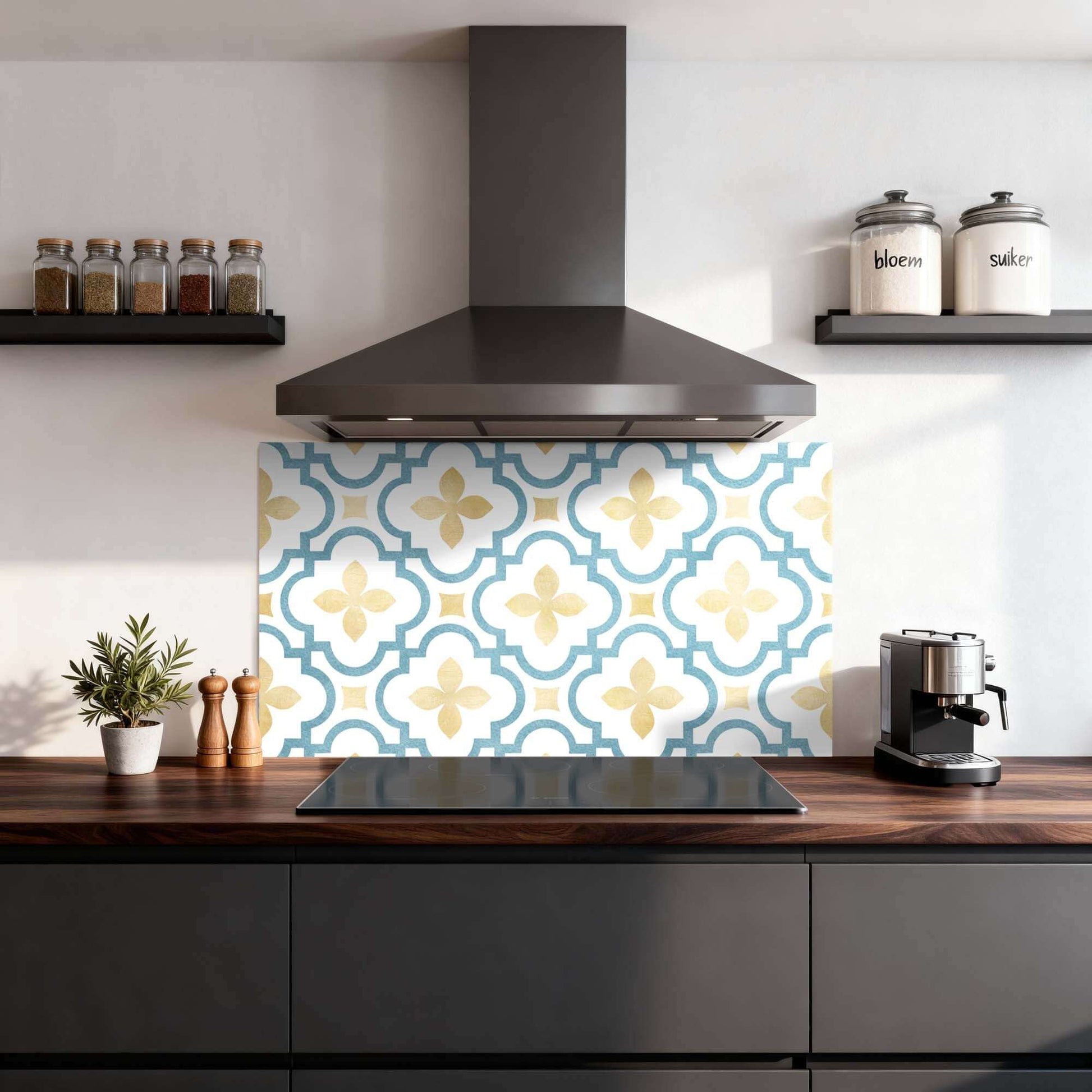 Azure Blossom Spritzwand mit azurblauem und goldenem Kachelmotiv. Ideal als Spritzschutz für die Küche und als Spritzwand für einen frischen Küchenlook.