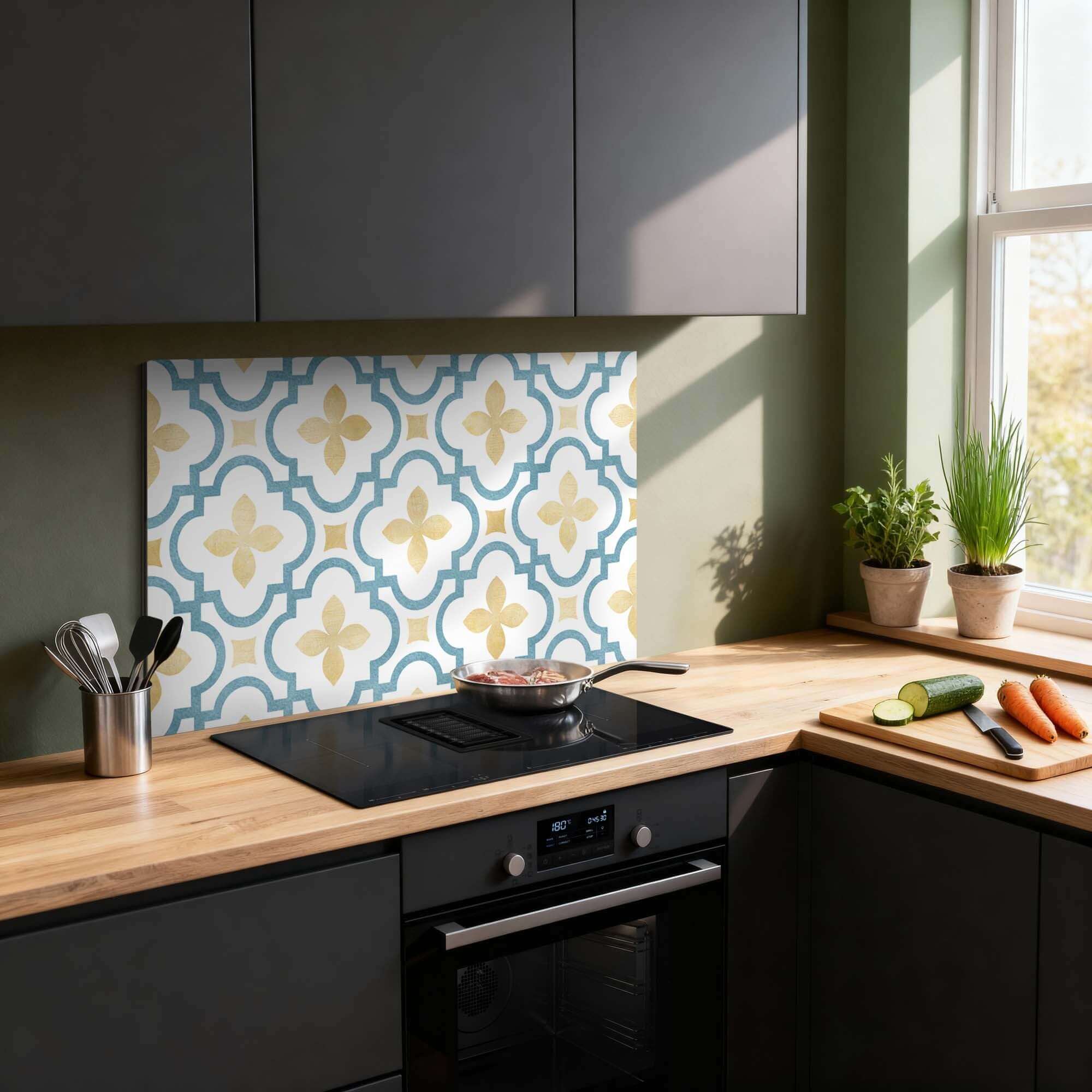 Azure Blossom Splashback mit azurblauen und goldenen Fliesen in einer Küche als moderne Rückwand für stilvolle Küchensplashbacks.