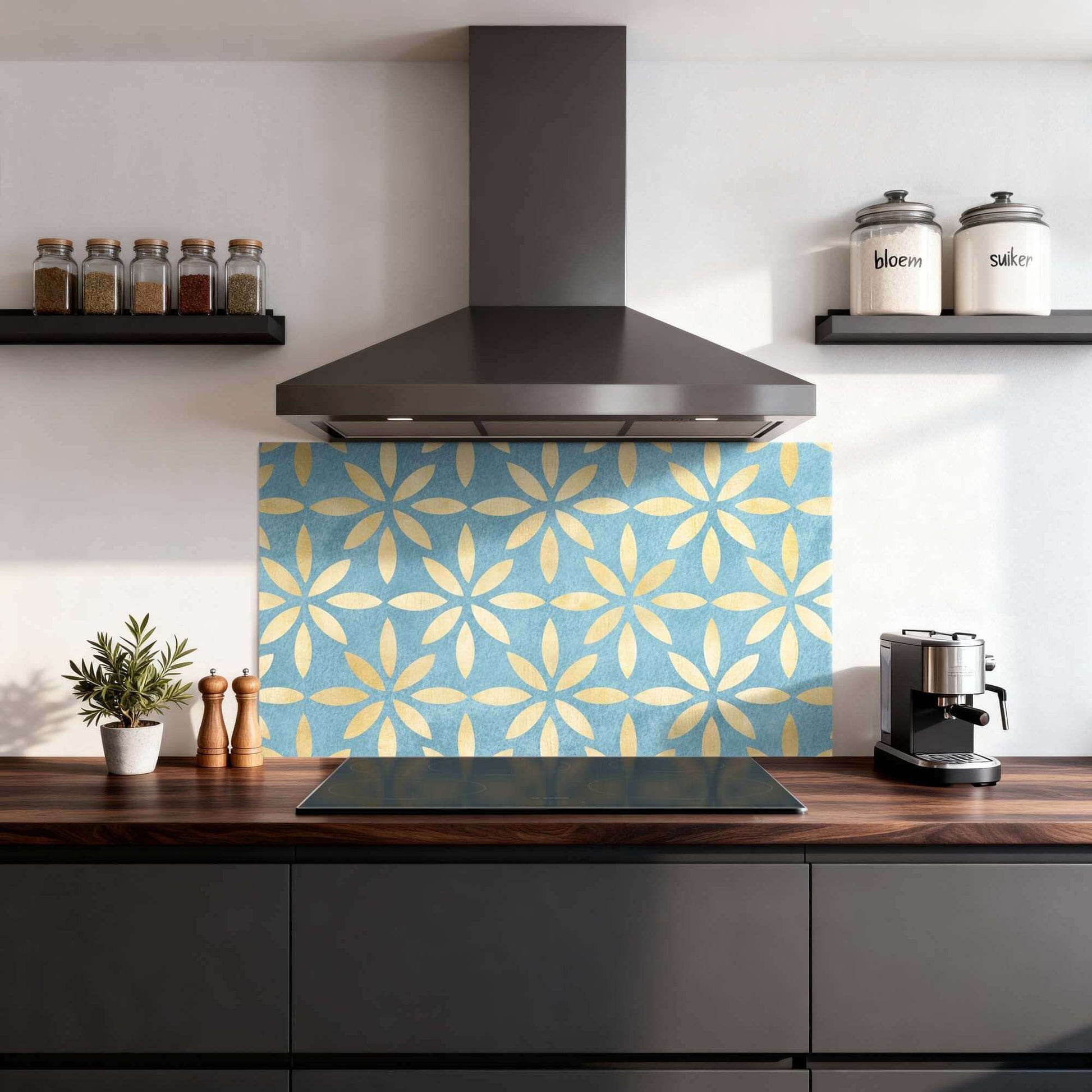 Azure Floral Cross Spritzwand mit floralem Muster in blau-gold, luxuriöser Küchenspritzwand, Spritzwanddesign.
