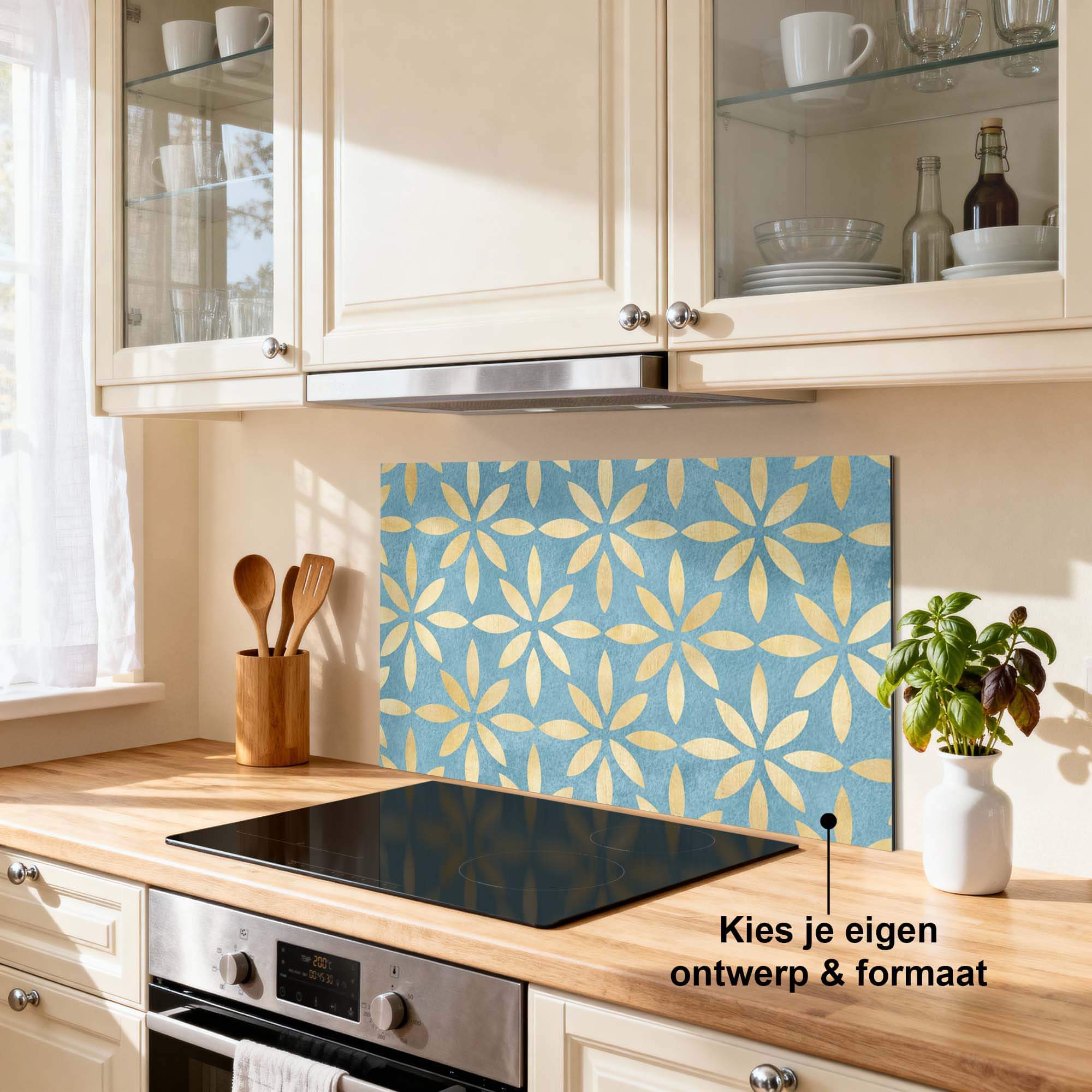 Azure Floral Cross Splashback in einer Küche mit blau-goldenem floralem Muster, ideal als Küchenrückwand und Spritzschutz.