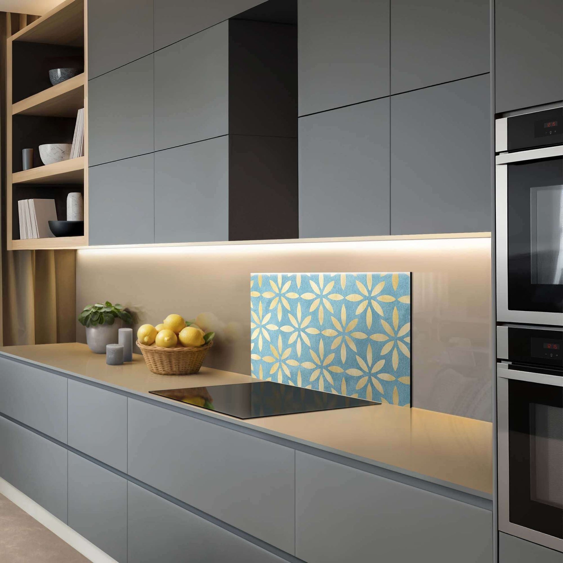 Azure Floral Cross Splashback mit blau-goldenem Blumenmuster, luxuriöser Küchensplashback und Splashback-Akzent.