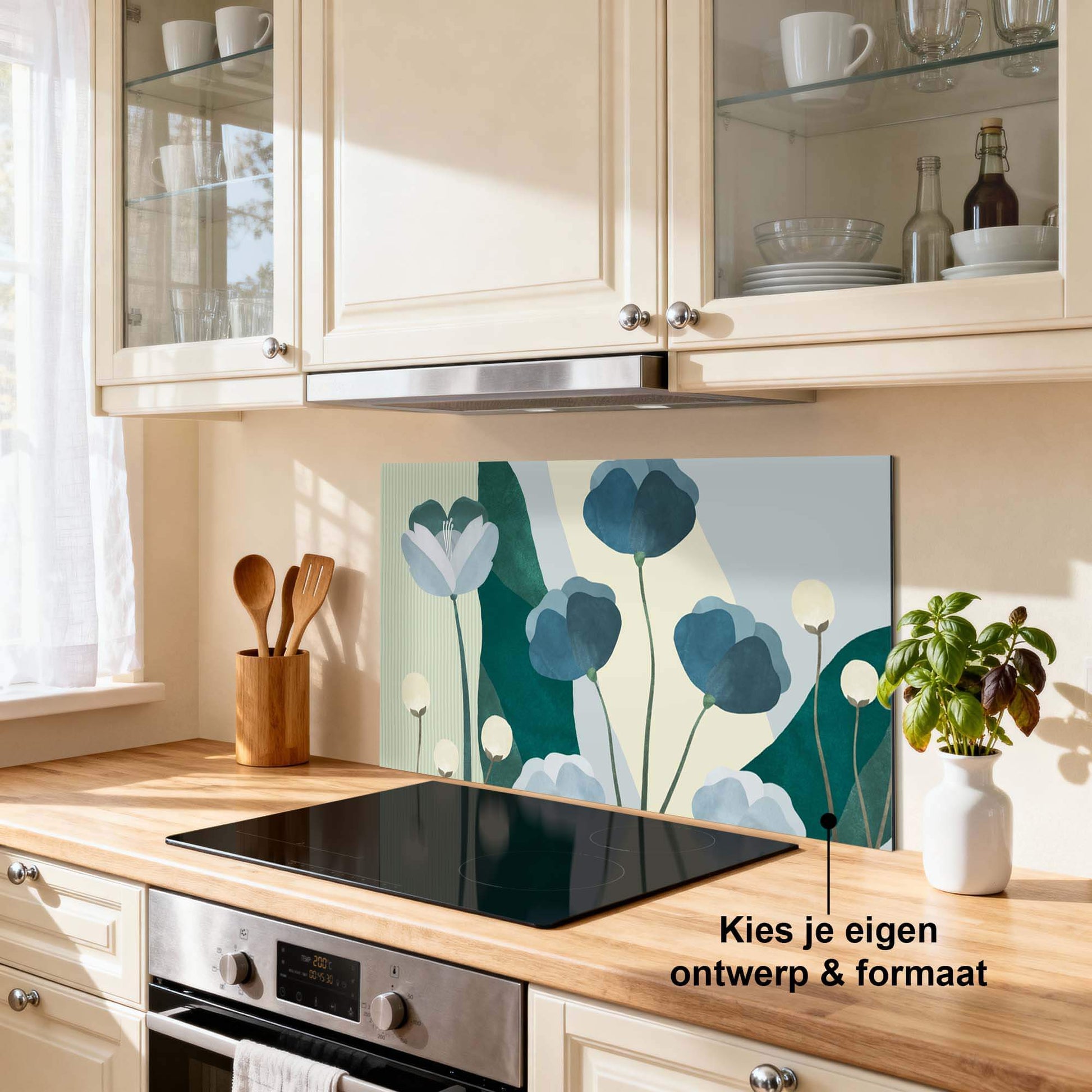 Blue Whispers Spritzschutz mit botanischem Design und sanften Farben als Herdabdeckplatte in der modernen Küche.