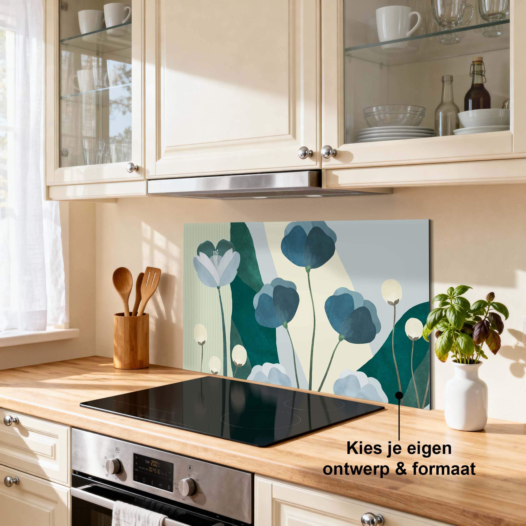 Blue Whispers Spritzschutz mit botanischem Design und sanften Farben als Herdabdeckplatte in der modernen Küche.