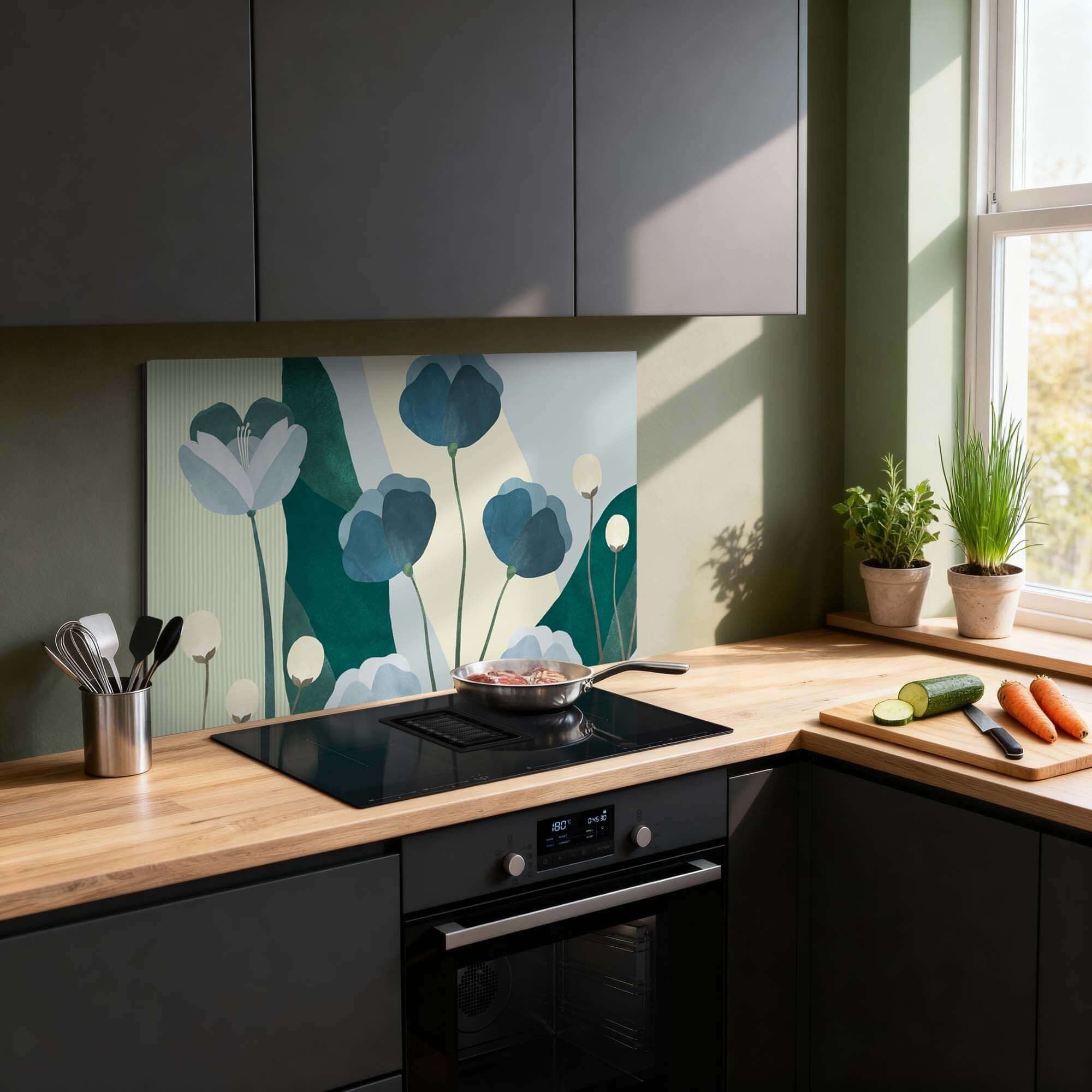 Blue Whispers Spritzschutz für die Küche, Herdabdeckplatte mit botanischem Design in sanften Blautönen, bringt Ruhe und Stil in Ihren Kochbereich.