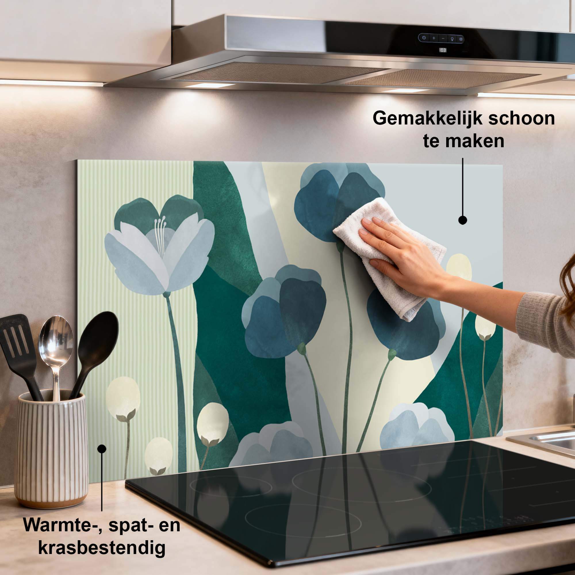 Blue Whispers Spritzschutz für Induktionsgeräte mit botanischem Design in sanften Blautönen, leicht zu reinigen