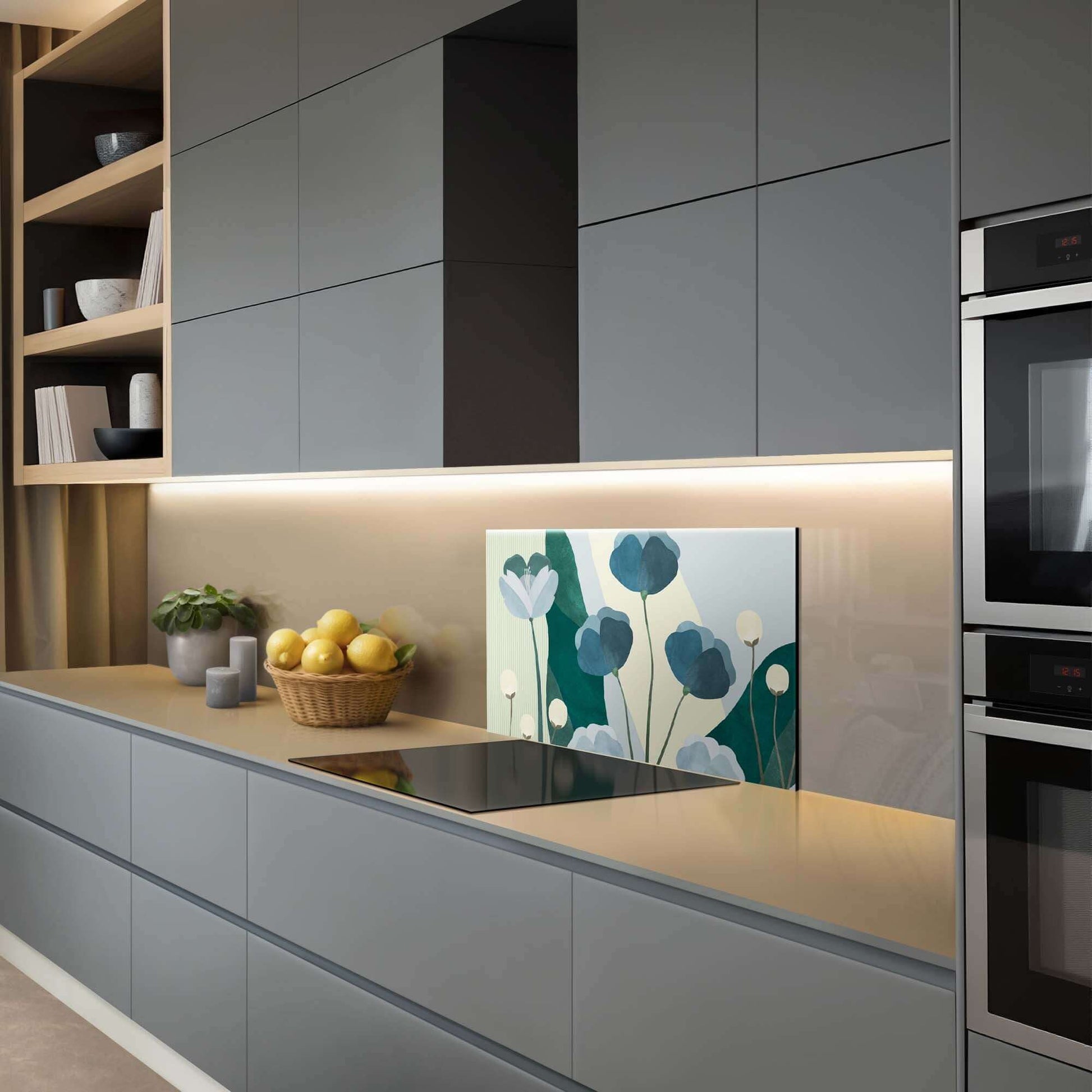 Küche mit Blue Whispers Splash Screen und botanischem Design, Herdabdeckplatte, blaue sanfte Töne, stilvoll und beruhigend.