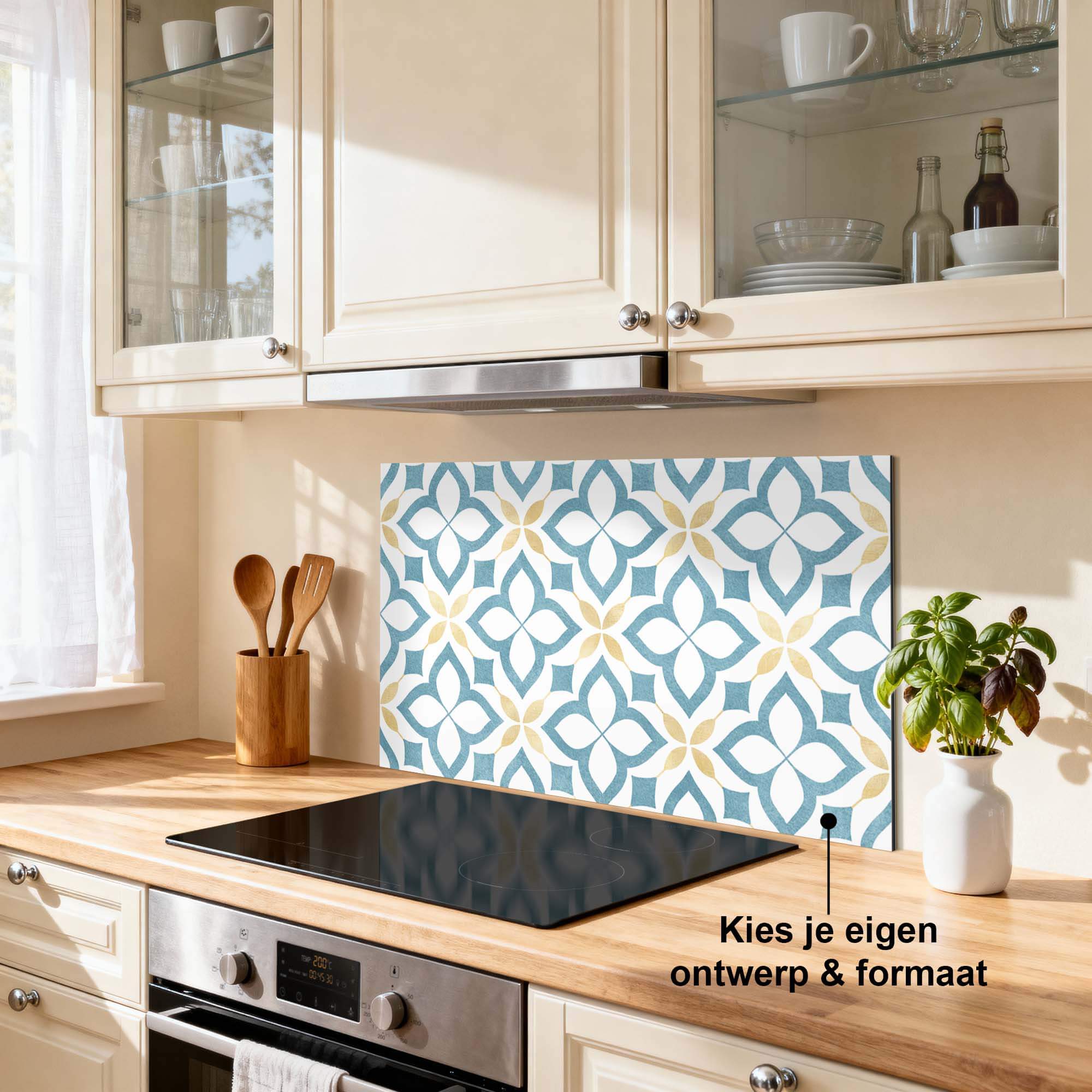 Küche mit Deep Floral Cross Spritzschutz im mediterranen Stil mit blauen und goldenen Blumenformen. Geeignet als Spritzwand und Küchenspritzschutz.