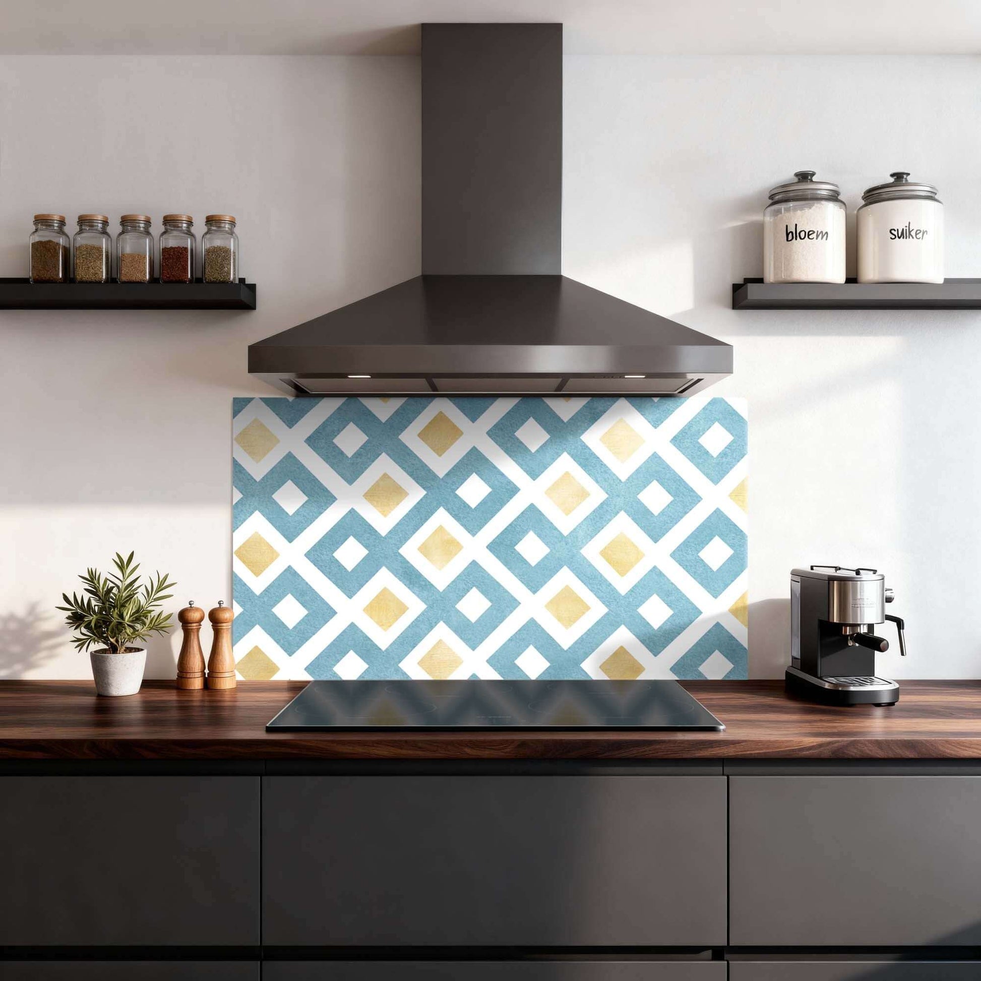Diamond Wave Blue Splashback mit modernem Rautenmuster in Blau und Gold, stilvolle Küchenrückwand und Spritzschutz für einen luxuriösen Look.