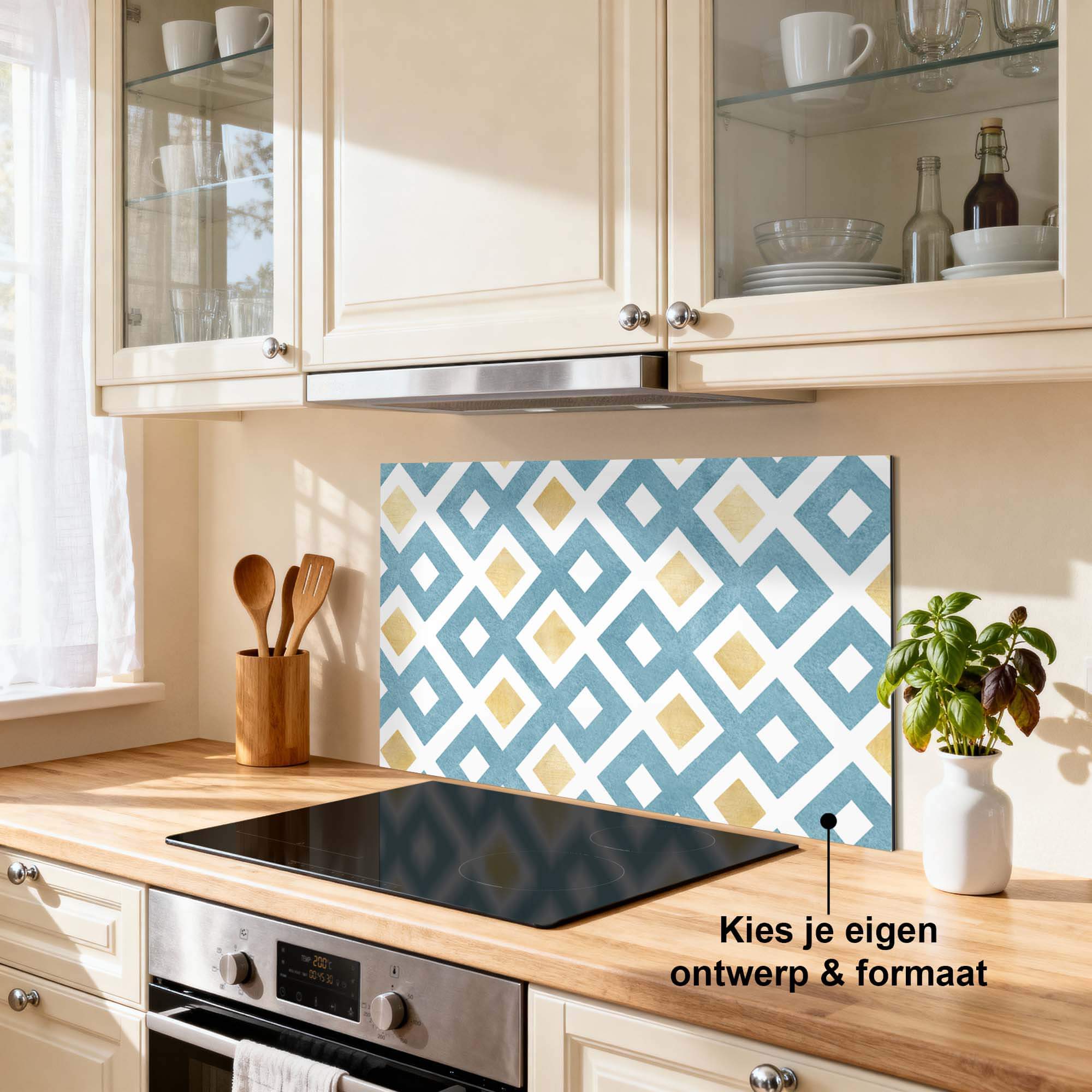 Diamond Wave Blue Spritzschutz mit blau-goldenem Muster, Küchen-Spritzschutz für einen luxuriösen Look über dem Induktionskochfeld.