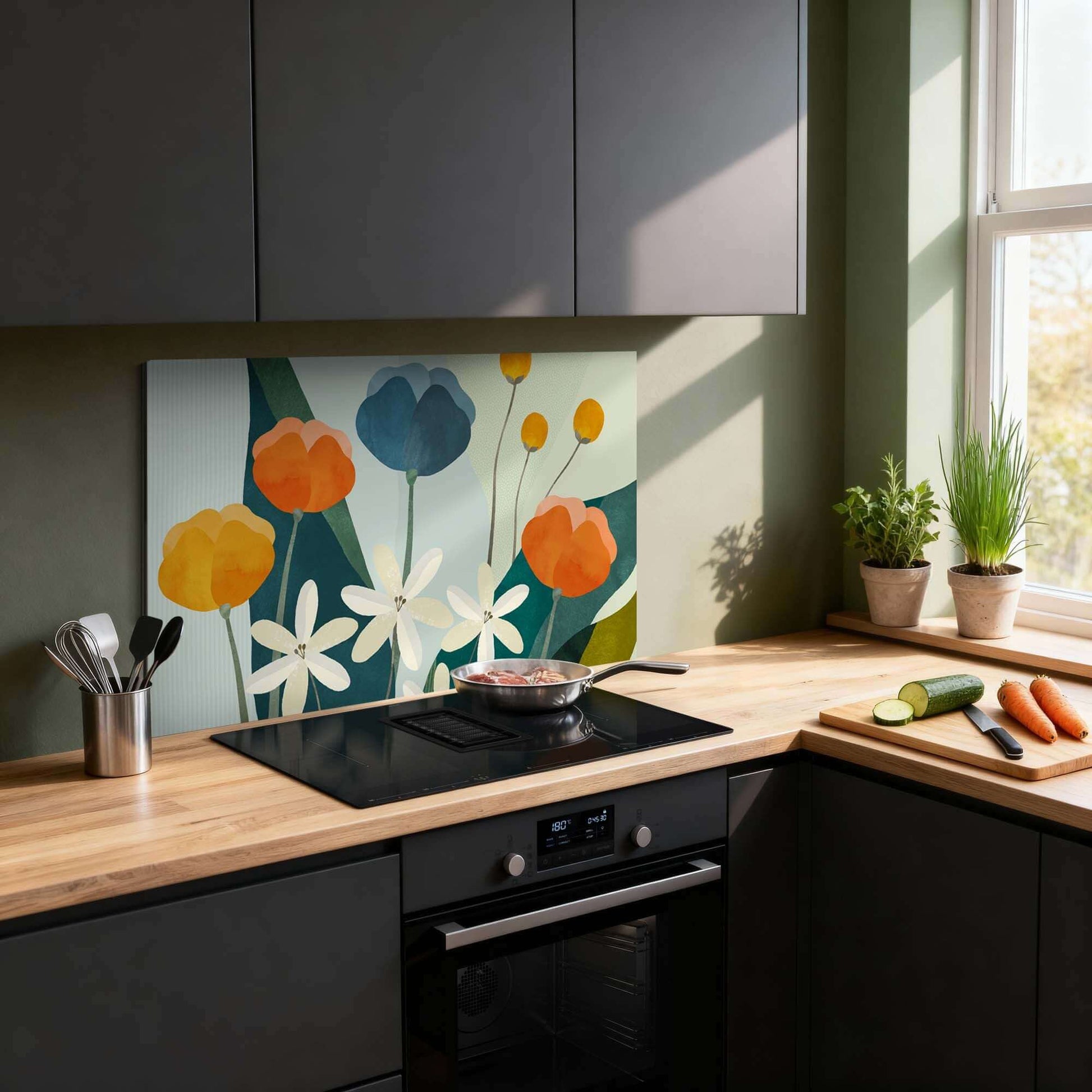 Garden Melody Spritzwand mit floralem Muster in Blau, Orange und Weiß, ideal als Spritzwand in der Küche für einen frischen Look.