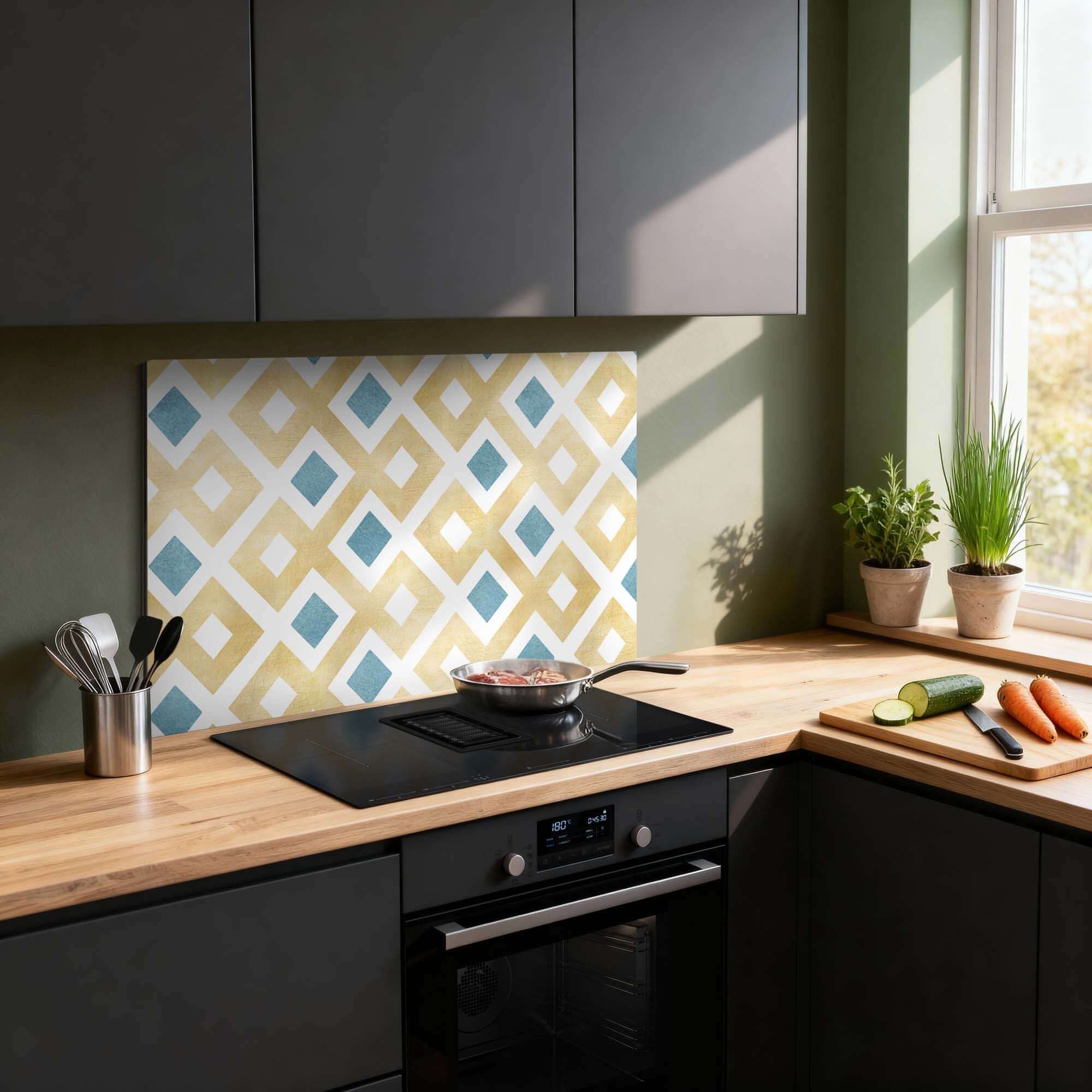 Golden Diamond Grid Splashback in einer modernen Küche, kombiniert Goldtöne und azurblaue Akzente für einen luxuriösen Spritzschutz.