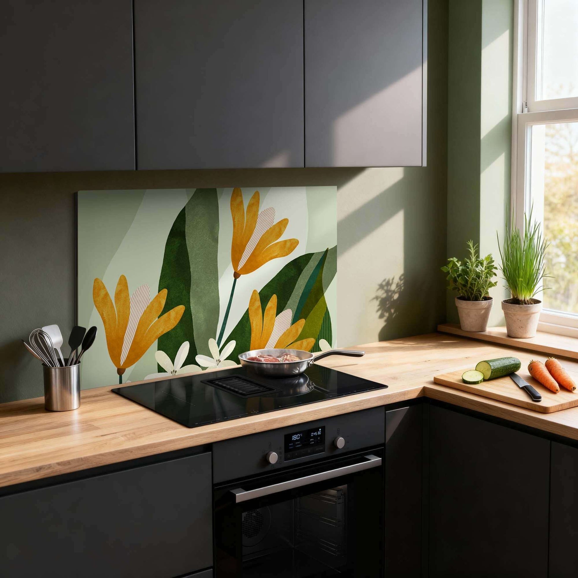 Golden Petals Spritzschutz für die Küche mit gelb-grünen Blumen, hitzebeständig und elegant für die Kücheneinrichtung.