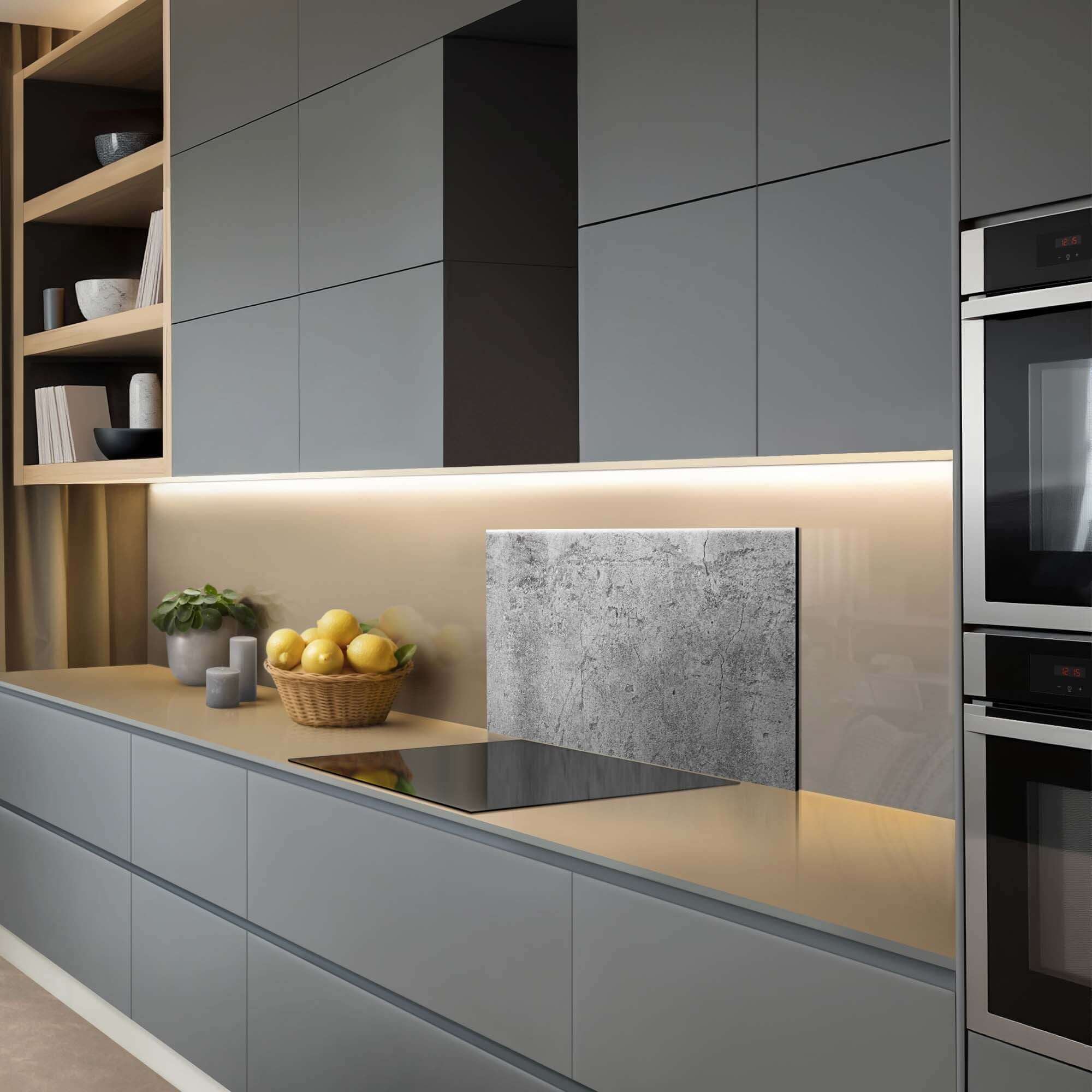Industrielle rohe Spritzwand für die Küche, aus Aluminium-Dibond, kratzfest und hitzebeständig.