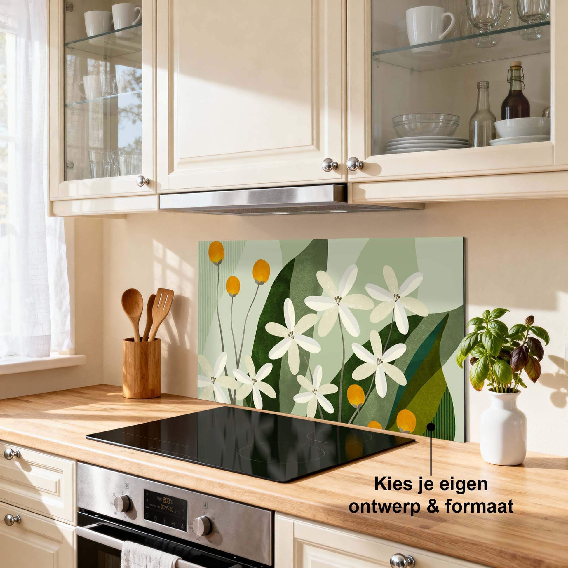 Elfenbeinfarbene Kugelrückwand mit floralem Muster in moderner Küche, hitzebeständige Rückwand für einen luftigen und natürlichen Look.