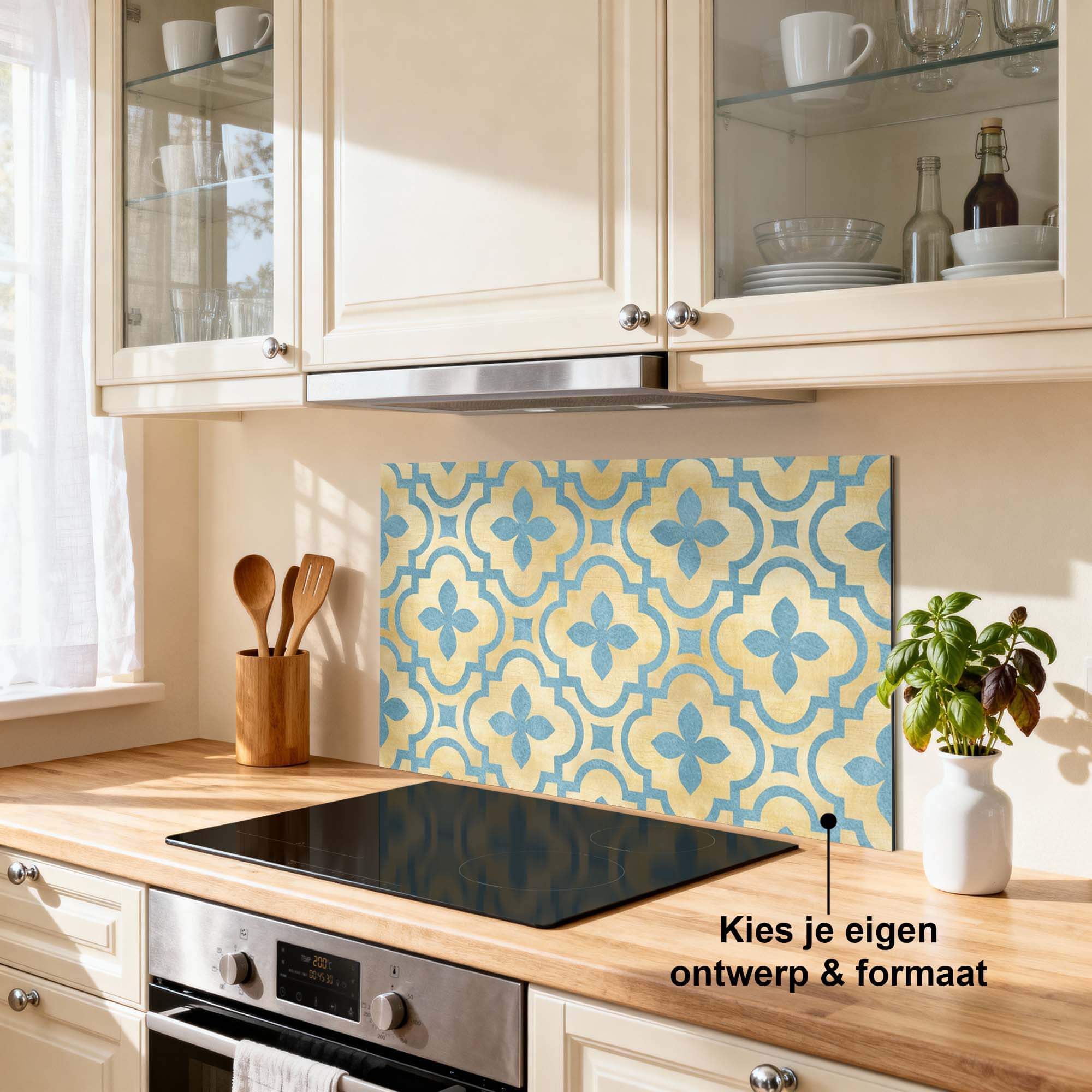 Sanfter Azure Blossom Spritzschutz in der Küche, eleganter Spritzschutz und Spritzwand mit azurblauem und goldenem Design für einen stilvollen Look.