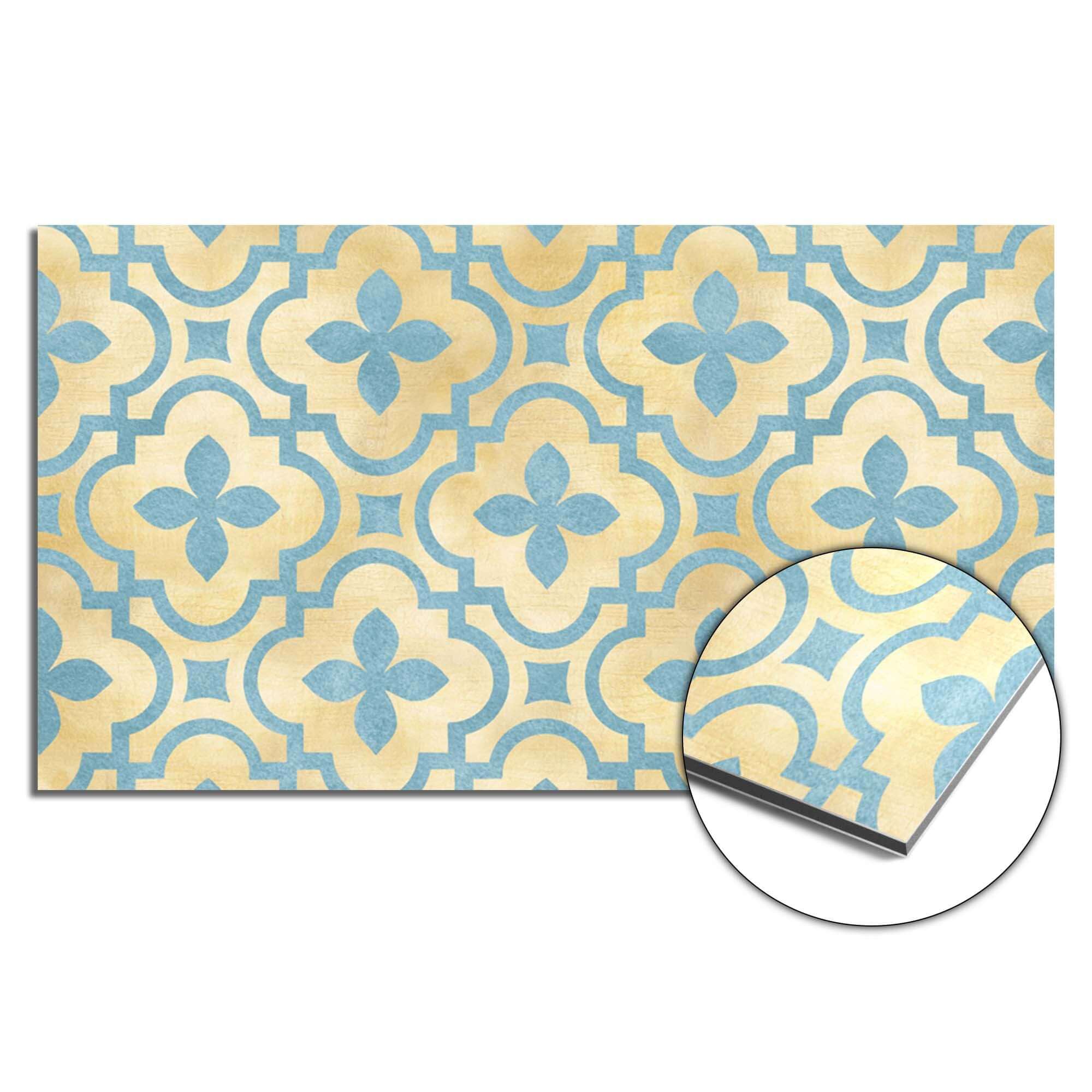 Soft Azure Blossom Splash Screen mit mediterranen Mustern in sanftem Azurblau und Gold, perfekt als hitzebeständiger Küchenspritzschutz.