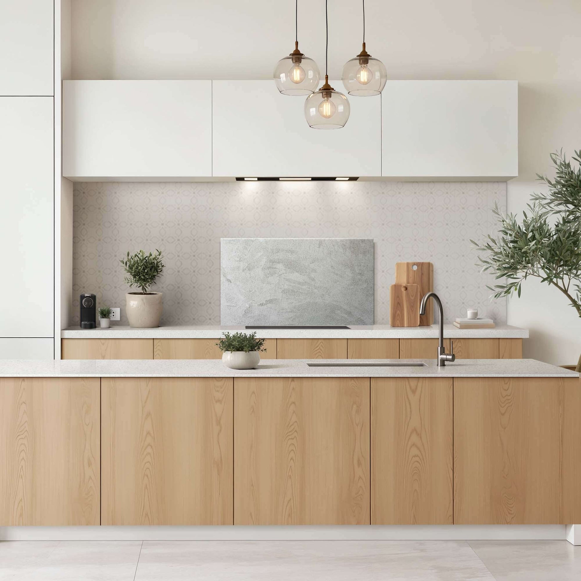 Moderne Küche mit einer Spritzwand in Soft Concrete Finish, einer kratzfesten und hitzebeständigen Aluminium-Spritzwand für einen ruhigen Beton-Look.