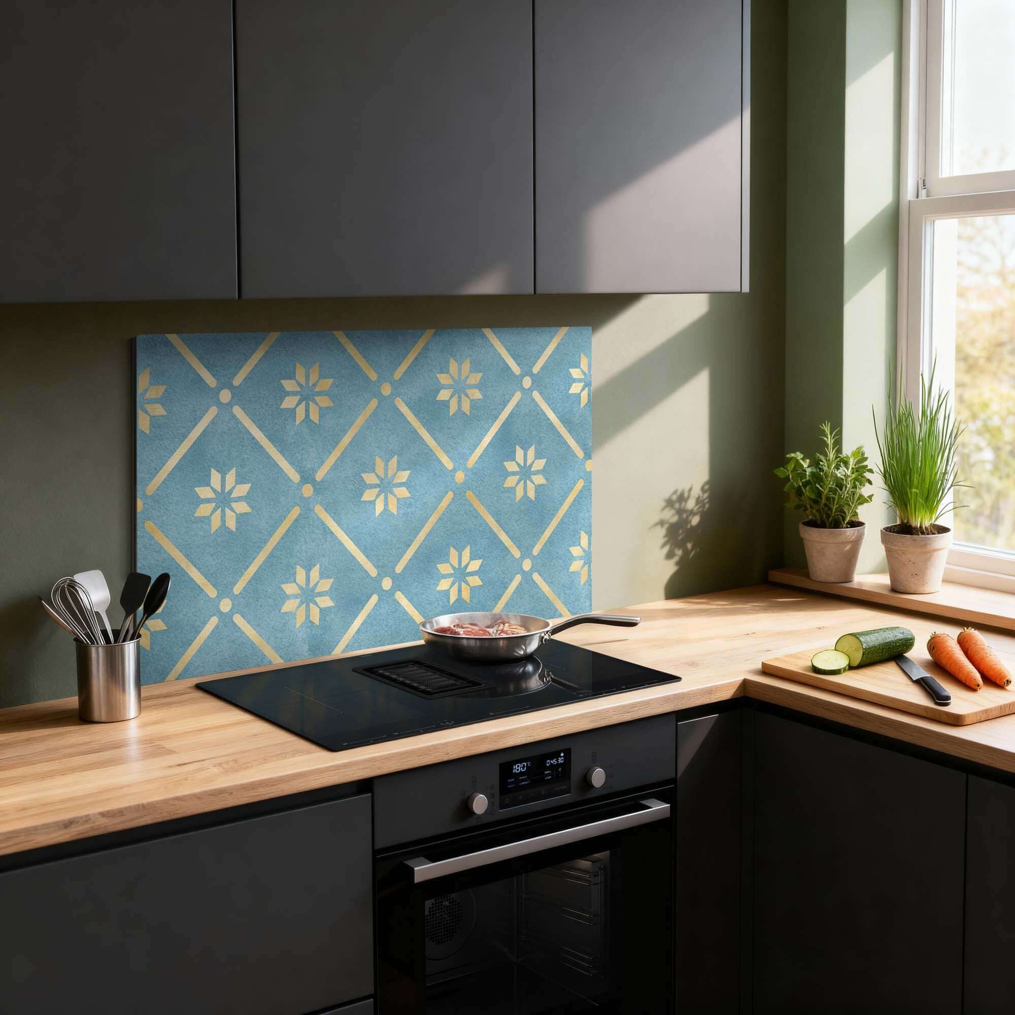 Starline Blue Tile Spritzschutz mit blauer Keramik und goldenen Akzenten in einer modernen Küche, ideal als stilvolle und hitzebeständige Spritzschutzwand.