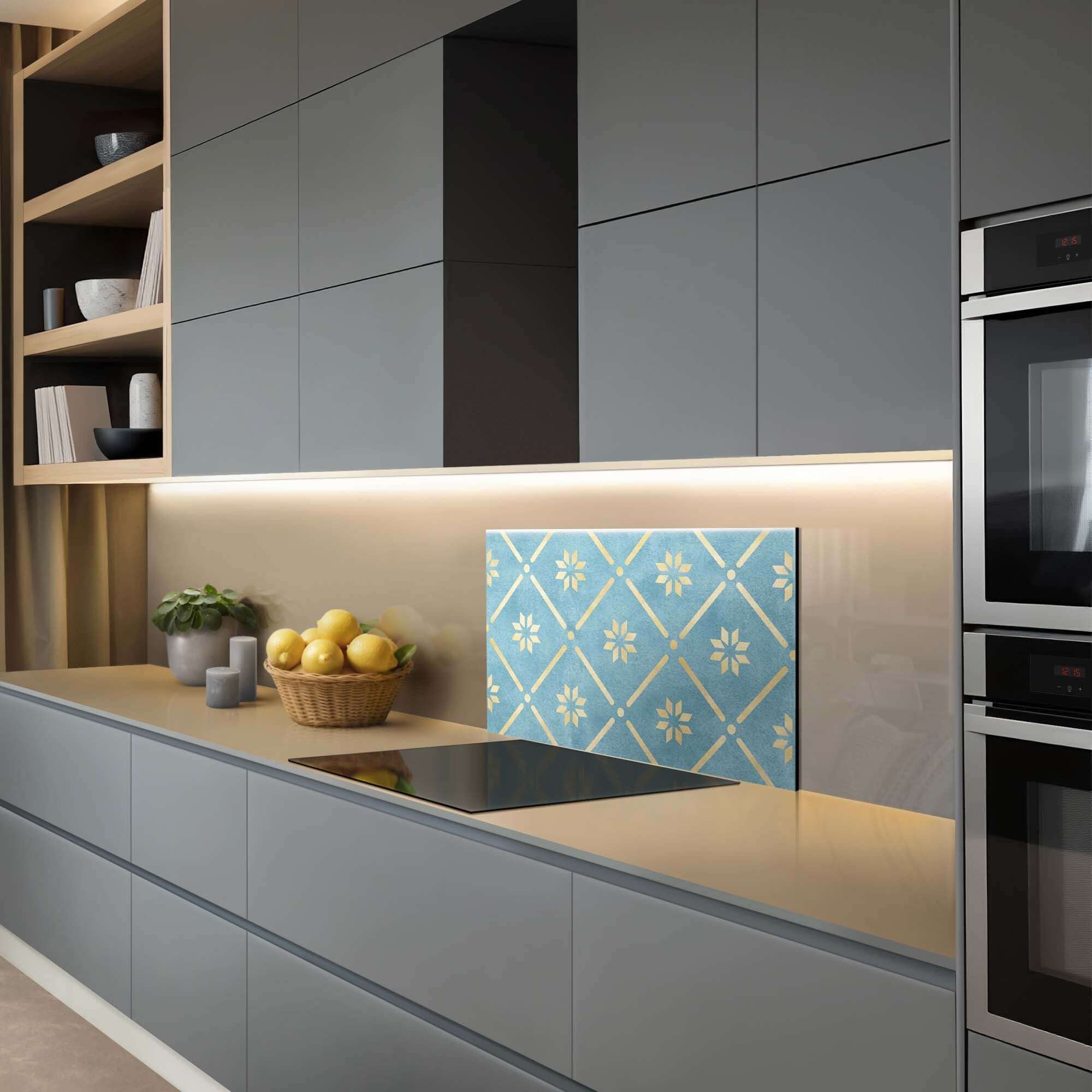 Starline Blue Fliesenspritzschutz in moderner Küche, mit blauem Keramikeffekt und goldenen Akzenten, ideal als Spritzschutz und Küchenspritzschutz.