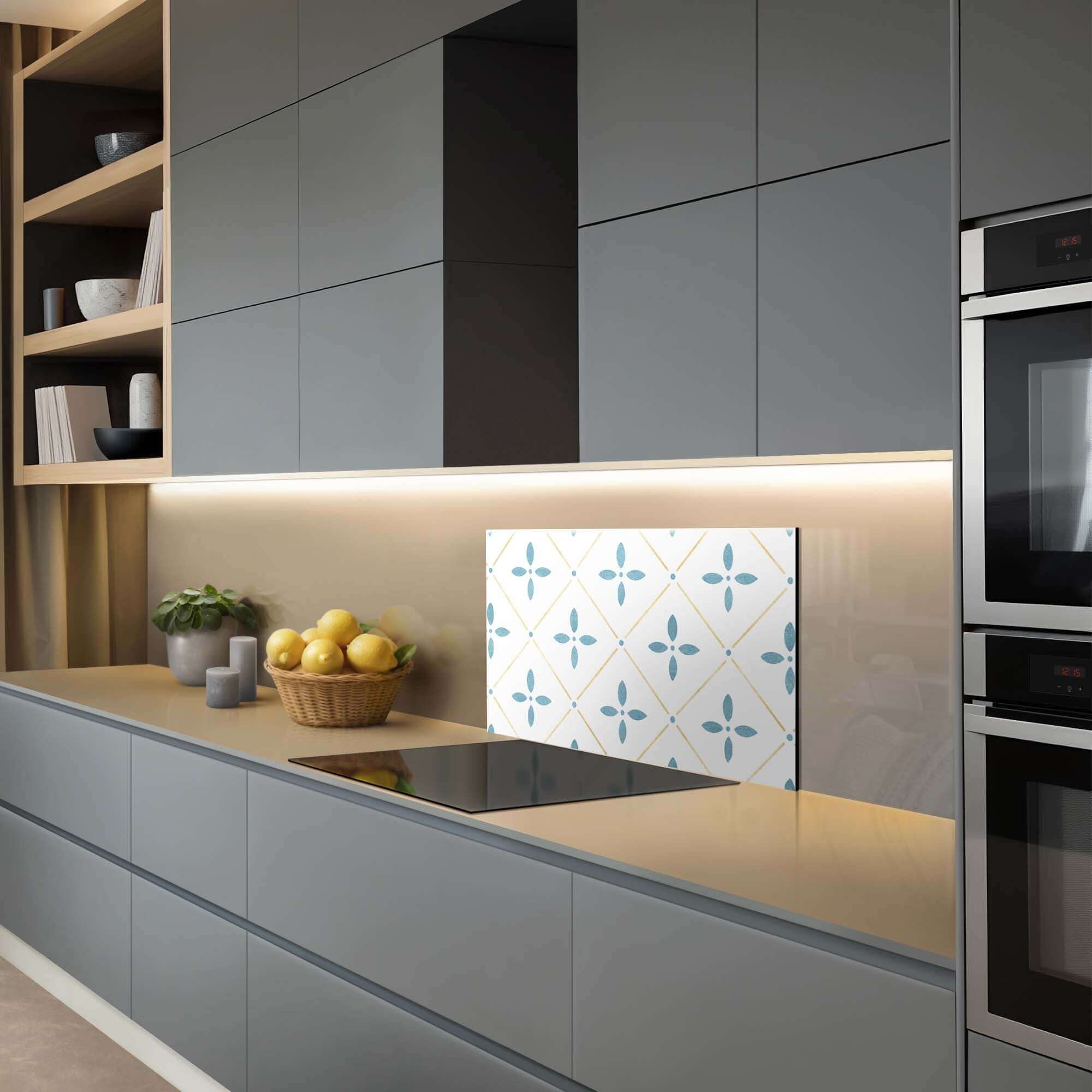 Starline White Tile Splashback in moderner Küche mit weiß-blau-goldenem Muster, bietet mediterranen Charme und Schutz als Küchenrückwand.
