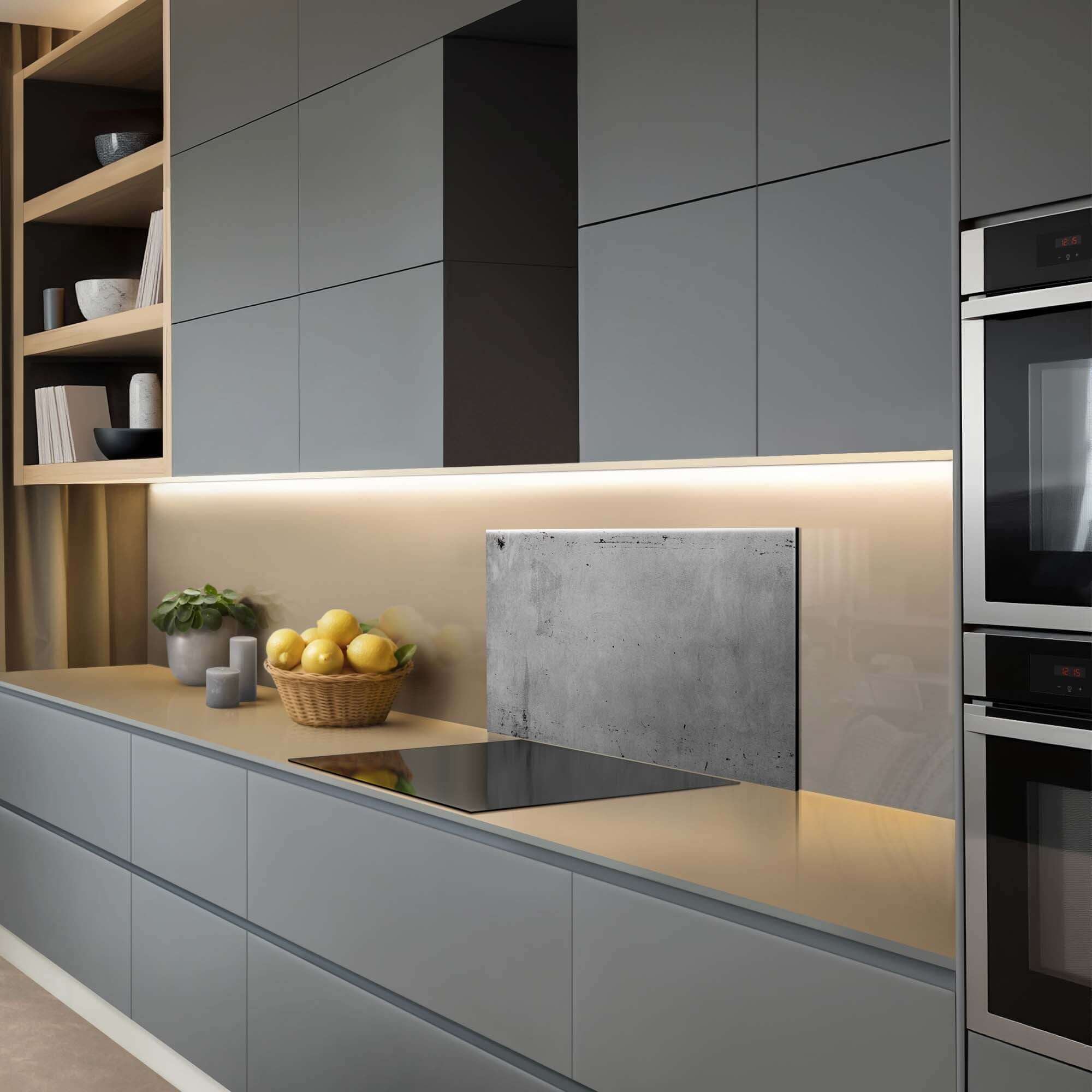 Urban Slate Spritzschutz in der modernen Küche, kratzfester Aluminium Spritzschutz, hitzebeständiger Küchen Spritzschutz.