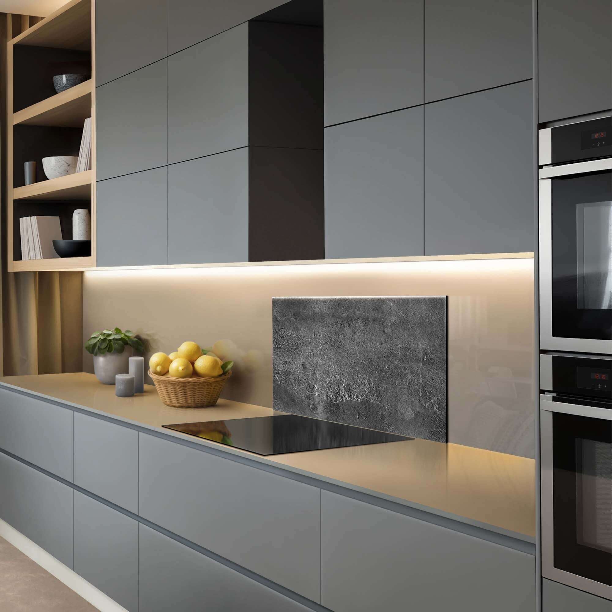 Urban Stone Elegance Spritzschutz in der modernen Küche, schwarz-grauer Spritzschutz, Küchen-Splashback, aus Aluminium Dibond Material.