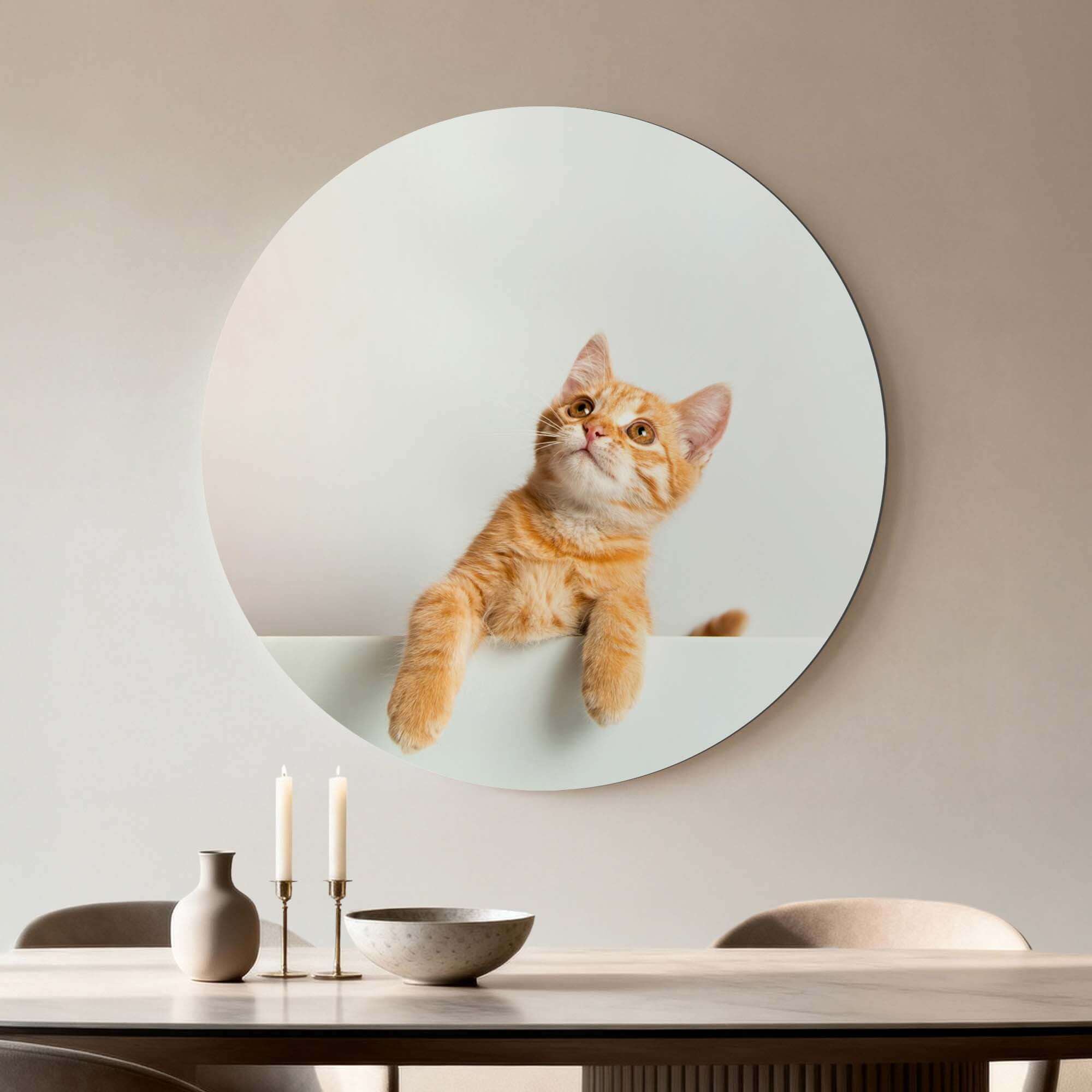 Amber Curiosity - Wandbild mit einer charmanten orangefarbenen Katze, perfekt für Wanddekoration und Inneneinrichtung.