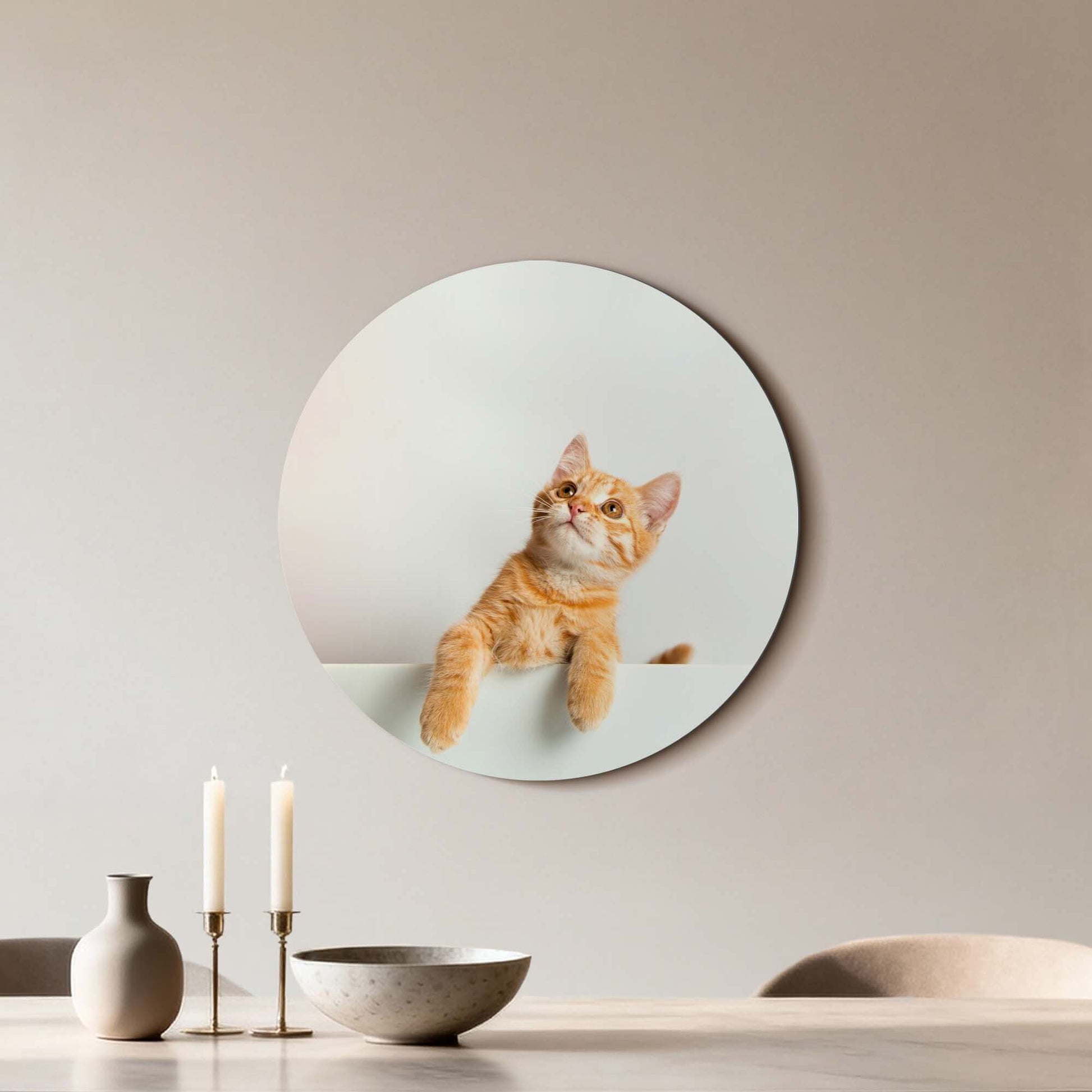 Amber Curiosity - Wandbild einer orangefarbenen Katze, perfekt für Wanddekoration und moderne Innenräume.