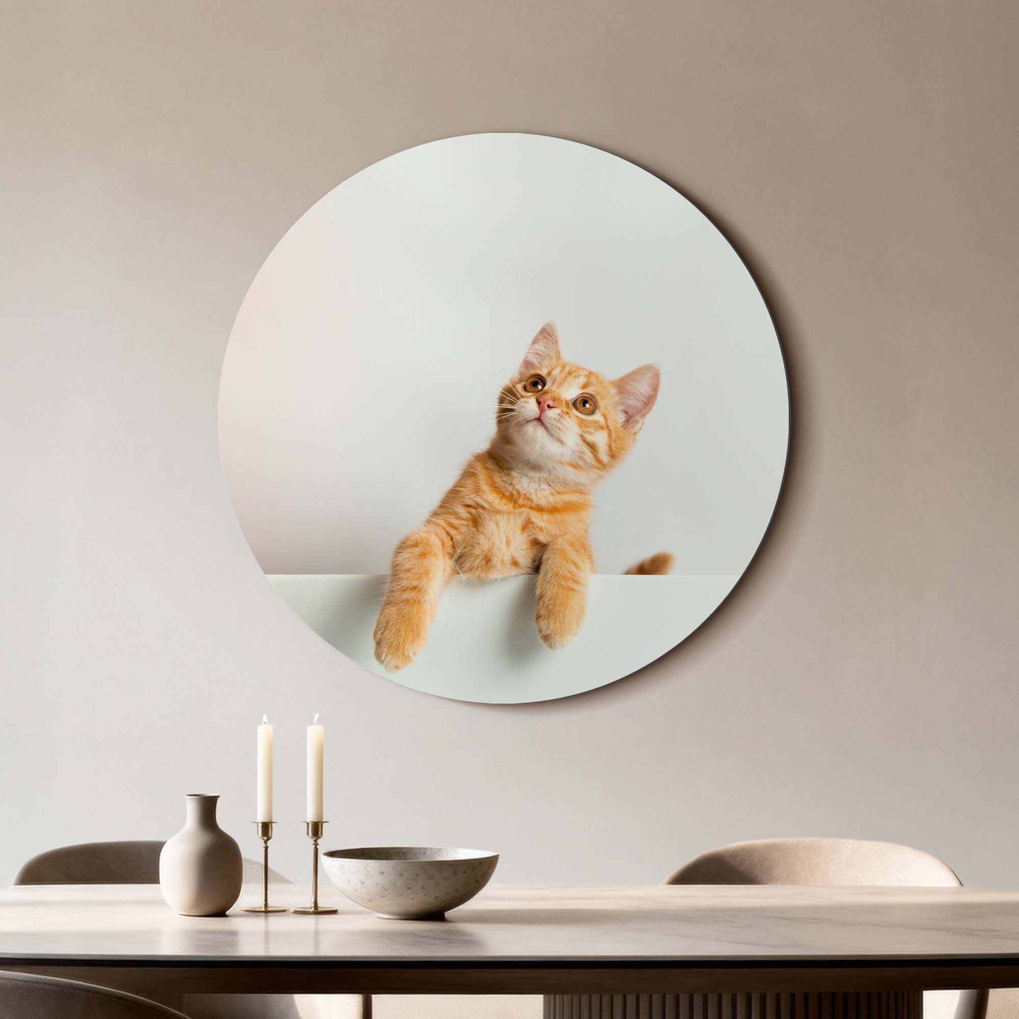 Amber Curiosity - Wandbild mit einer orangefarbenen Katze an der Wand, perfekt für moderne Innenräume, ein Wandbild mit Charakter.
