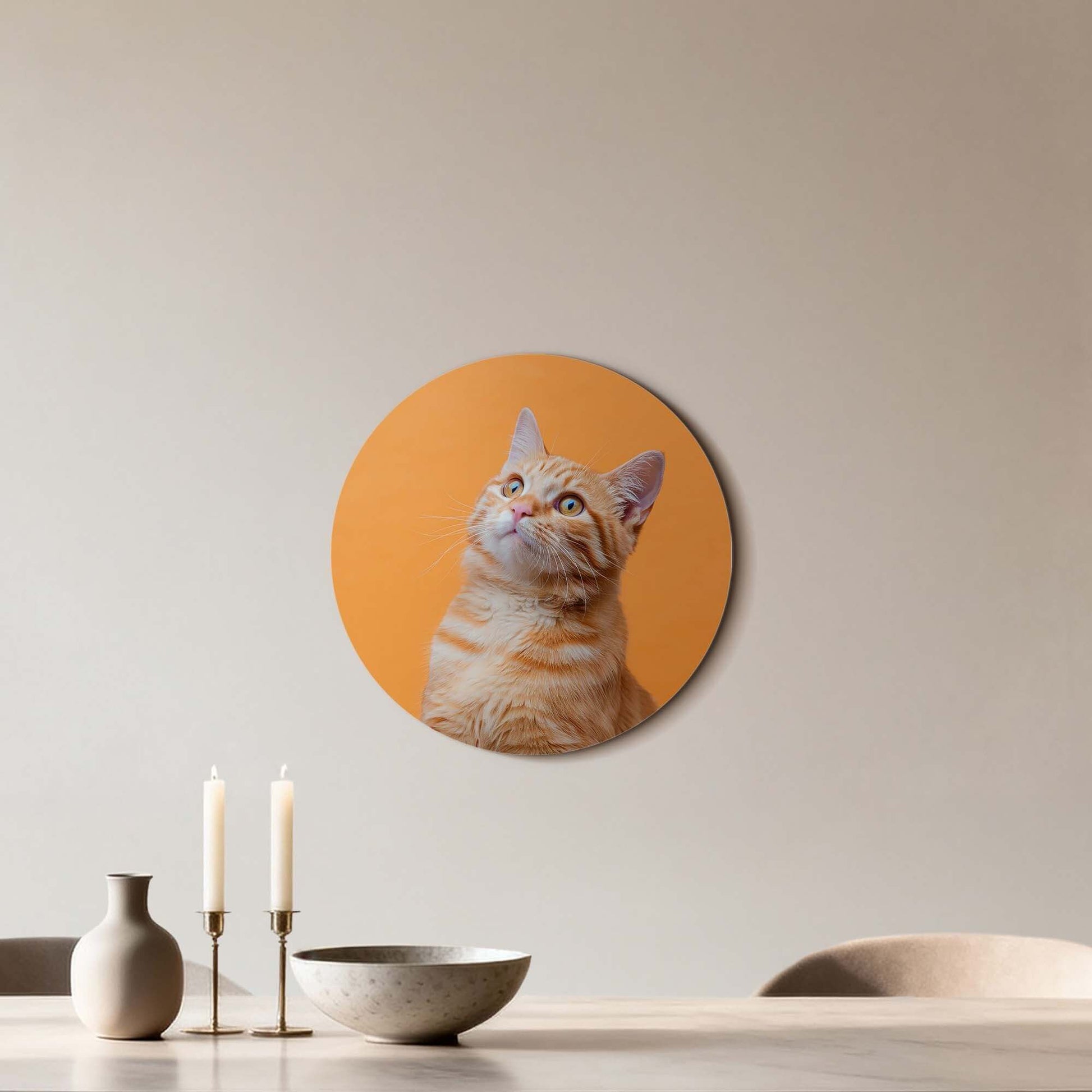 Amber Pop - Wandbild mit neugieriger junger Katze auf orangefarbenem Hintergrund, stilvoller Wandbild für die Heimdekoration.