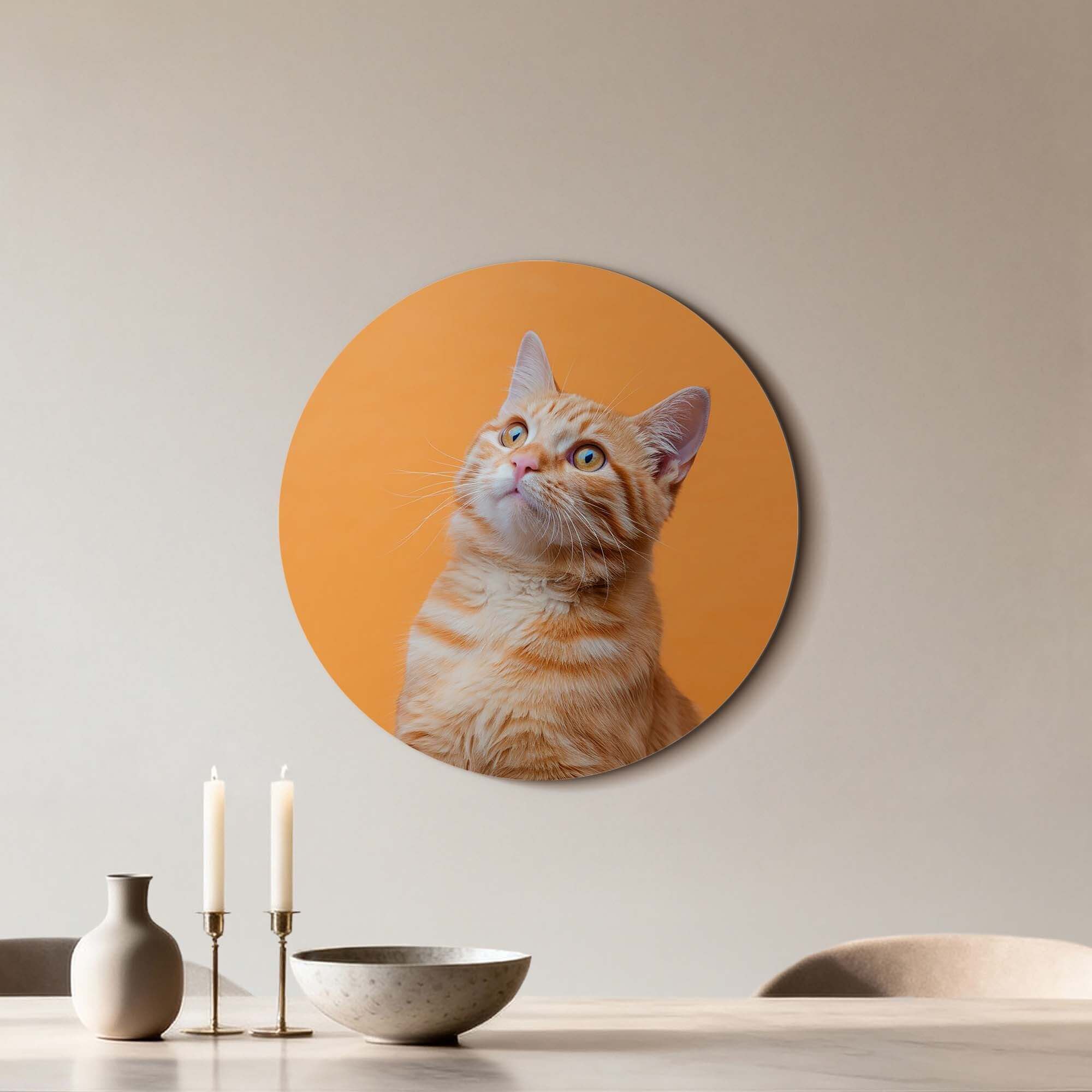 Amber Pop - Wandbild mit einer neugierigen Katze auf orangefarbenem Hintergrund, stilvoll für Ihr Zuhause.