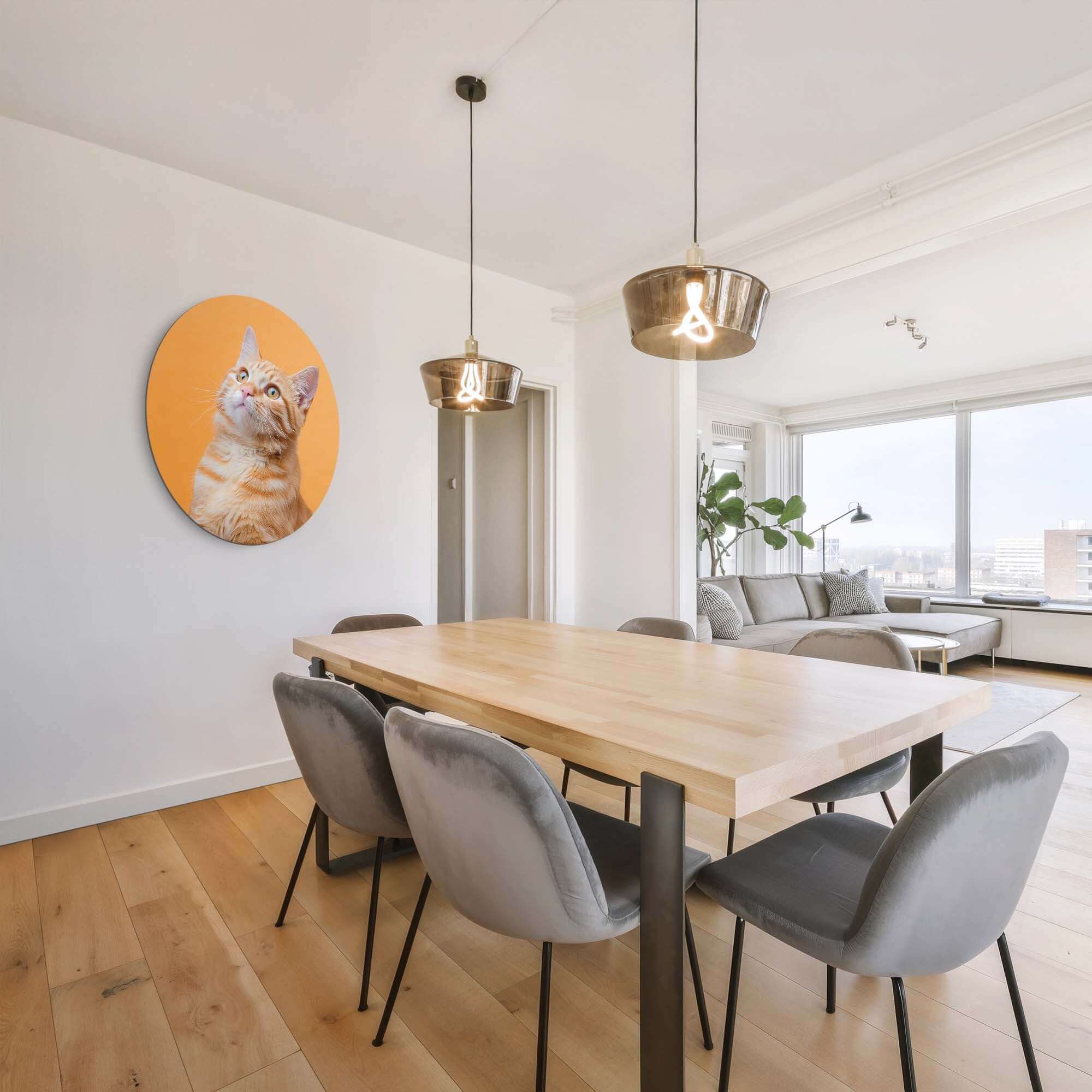 Amber Pop - Wandbild einer neugierigen Katze, stilvolle Dekoration für Wohnzimmer oder Esszimmer.
