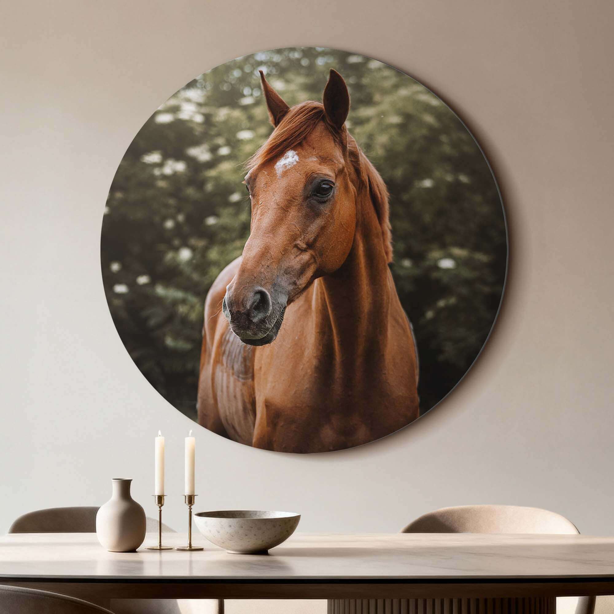 Amber Pride - Wandbild mit kräftigem Pferd in warmem Tageslicht, perfekt für jedes Wohnzimmer oder Esszimmer.