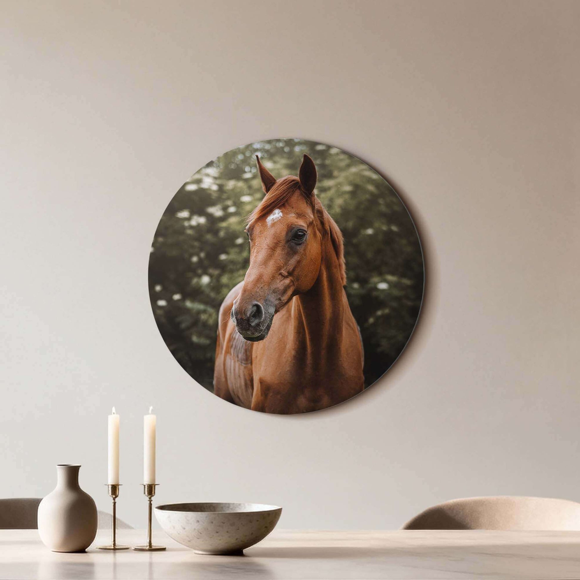 Amber Pride - Wandbild mit einem Pferd in warmem Tageslicht für eine stilvolle Wanddekoration.