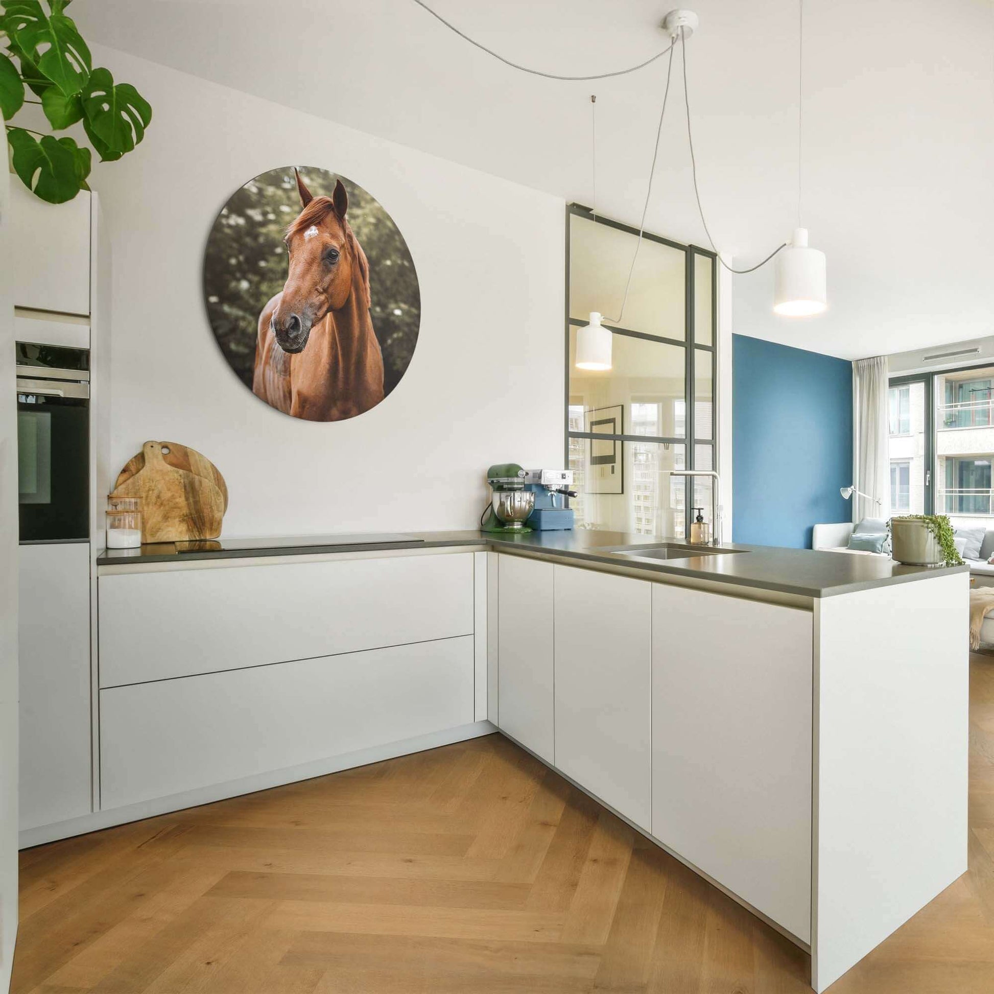 Amber Pride - Wandbild mit einem kraftvollen Pferd in einer modernen Küchenumgebung.