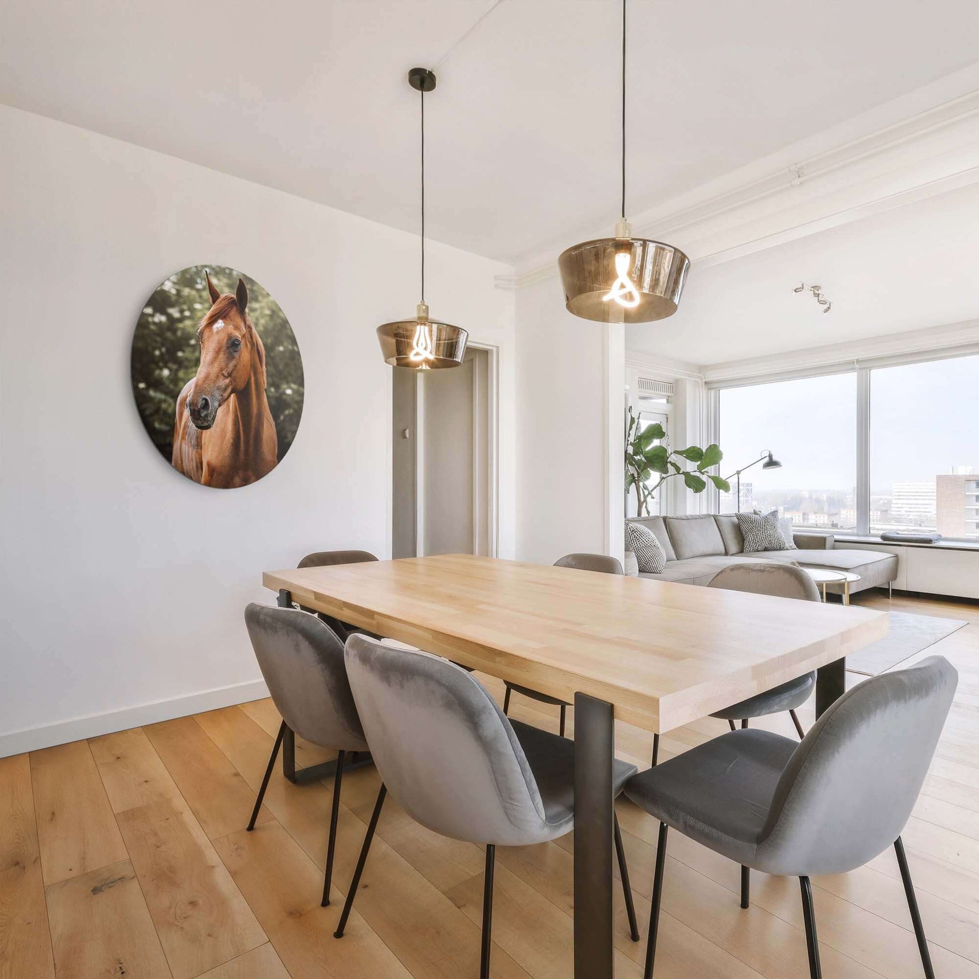 Amber Pride - Wandbild in einem modernen Esszimmer mit einem warmen Pferd an der Wand.