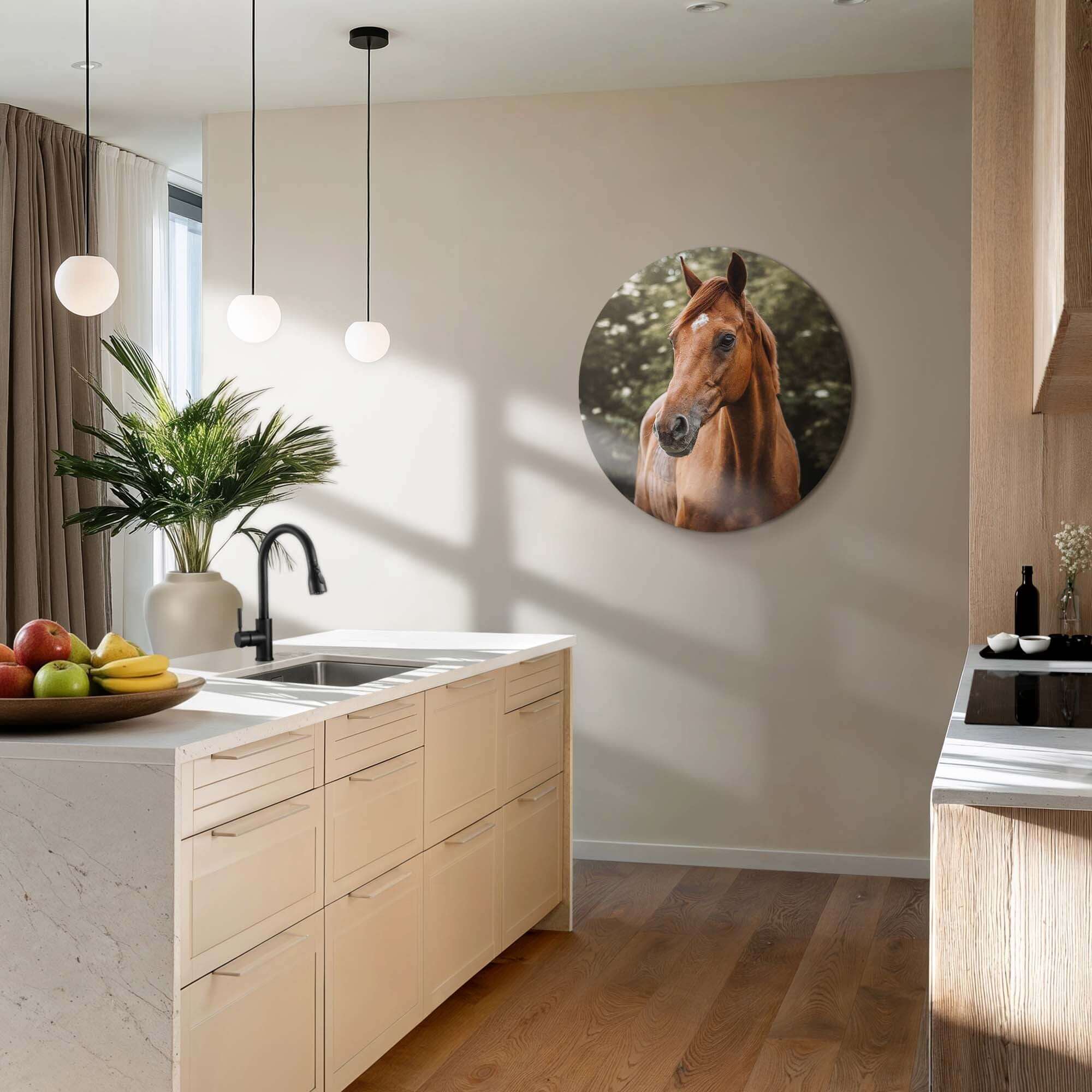 Amber Pride - Wandbild mit elegantem Pferd in warmen Farben, perfekt für trendige Küchen oder Wohnräume.