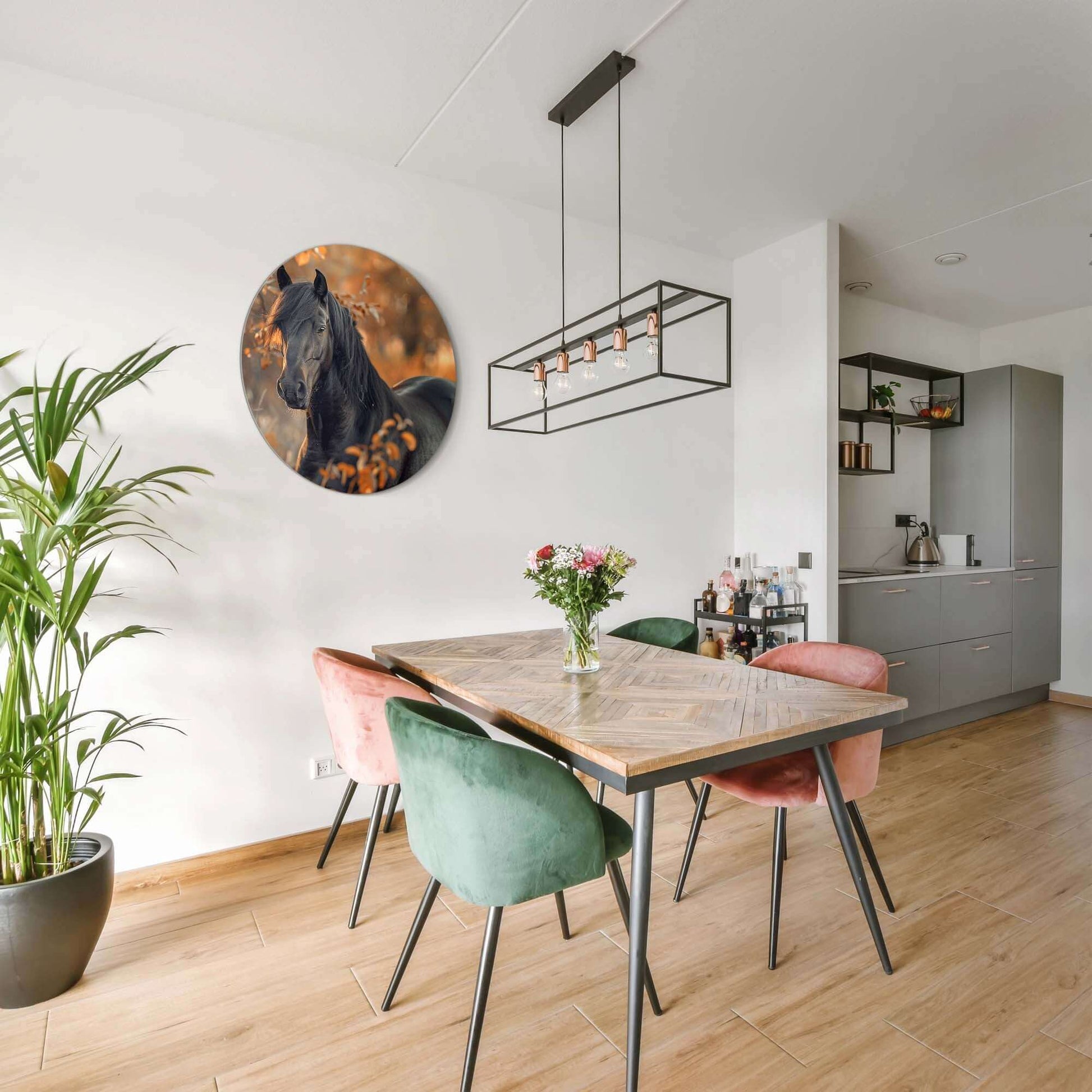 Elegantes Interieur mit herbstlicher Majestät - Wandbild eines schwarzen Pferdes in einem modernen Esszimmer.