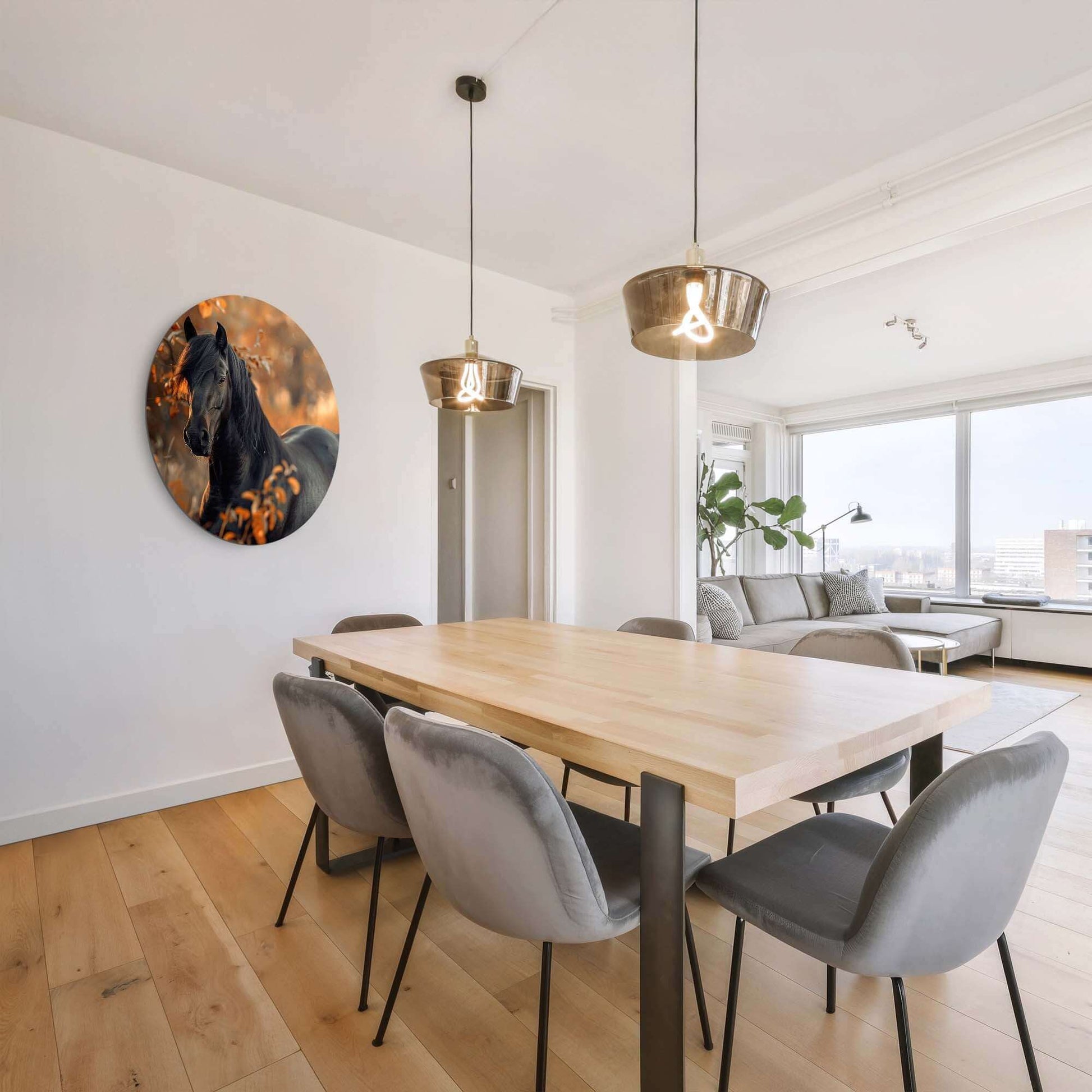 Elegantes Esszimmer mit Autumn Majesty - Wall Circle, stilvoller Wandbild mit schwarzem Pferd in Herbstfarben.