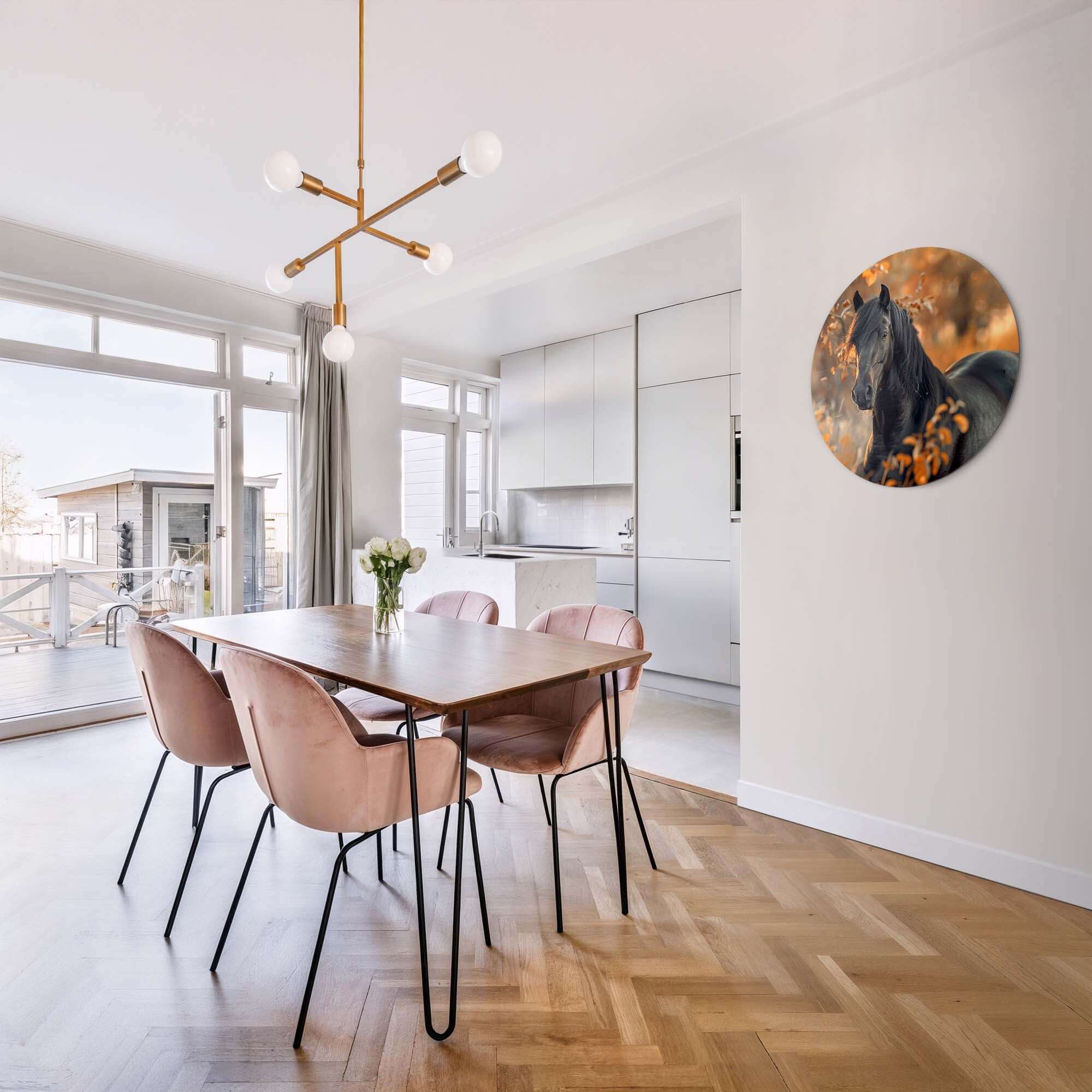 Autumn Majesty - Wandbild im modernen Esszimmer mit schwarzem Pferd und Herbstfarben.