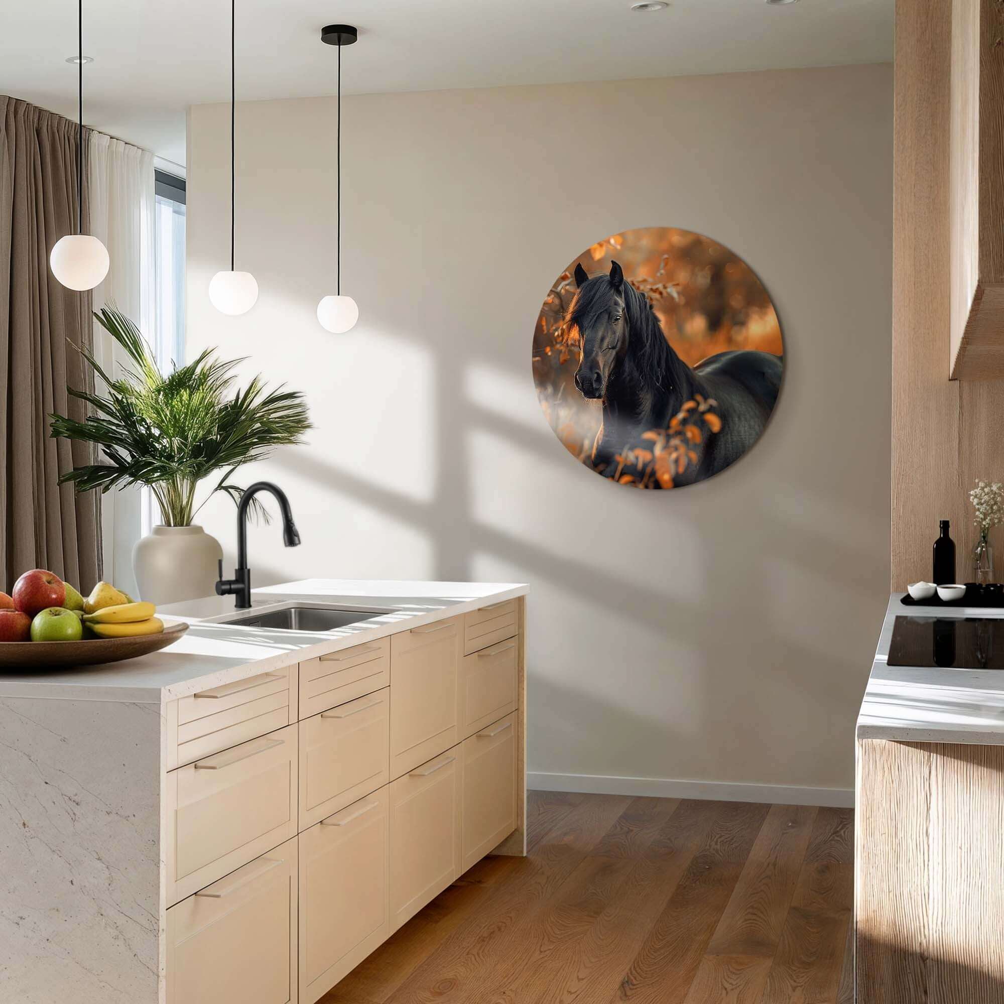 Autumn Majesty - Wandbild mit schwarzem Pferd in warmen Herbstfarben, perfekt für Küche oder Wohnzimmer.