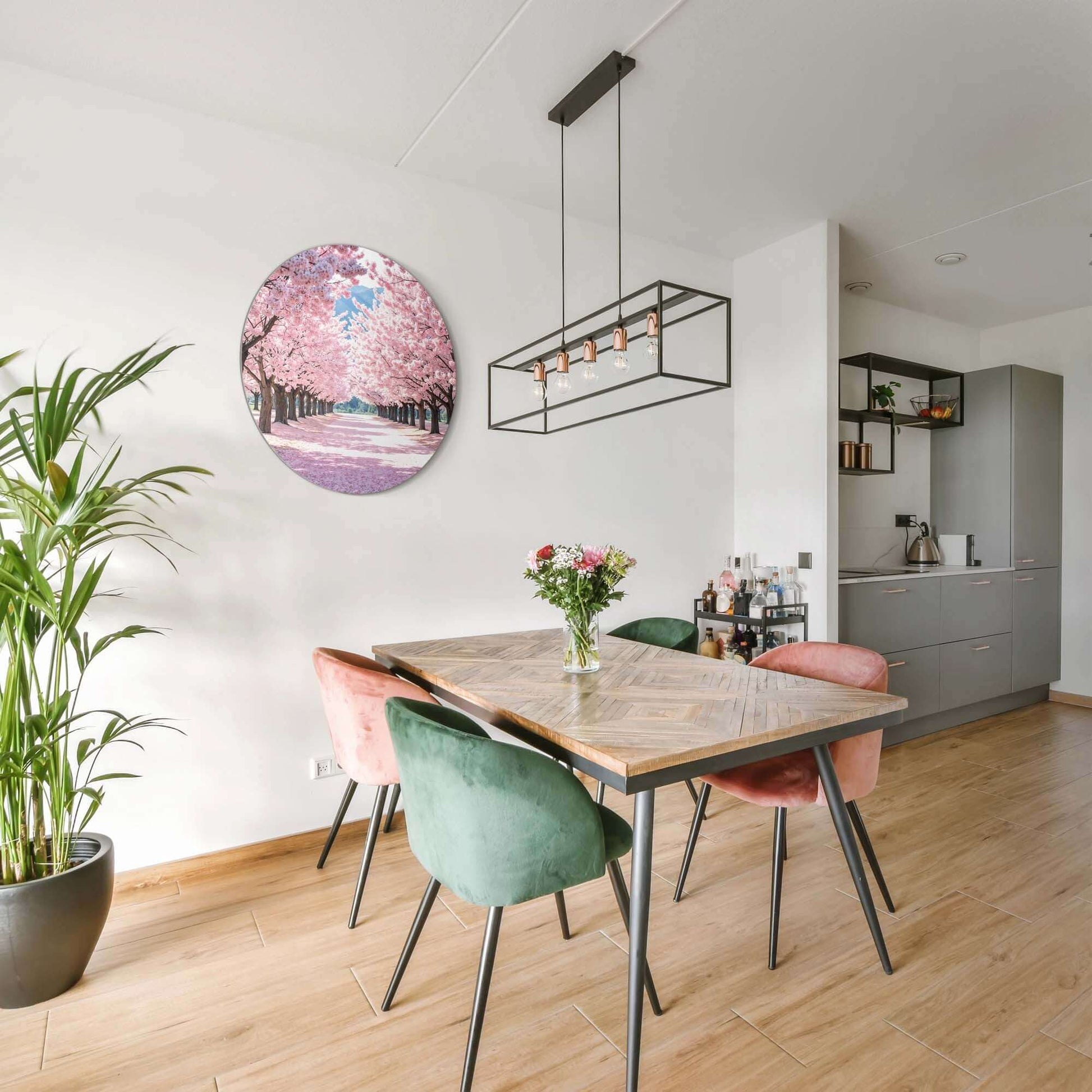 Blossom Avenue - Wandbild mit rosa Blüte, bringt Ruhe und Romantik in eine moderne Küche.