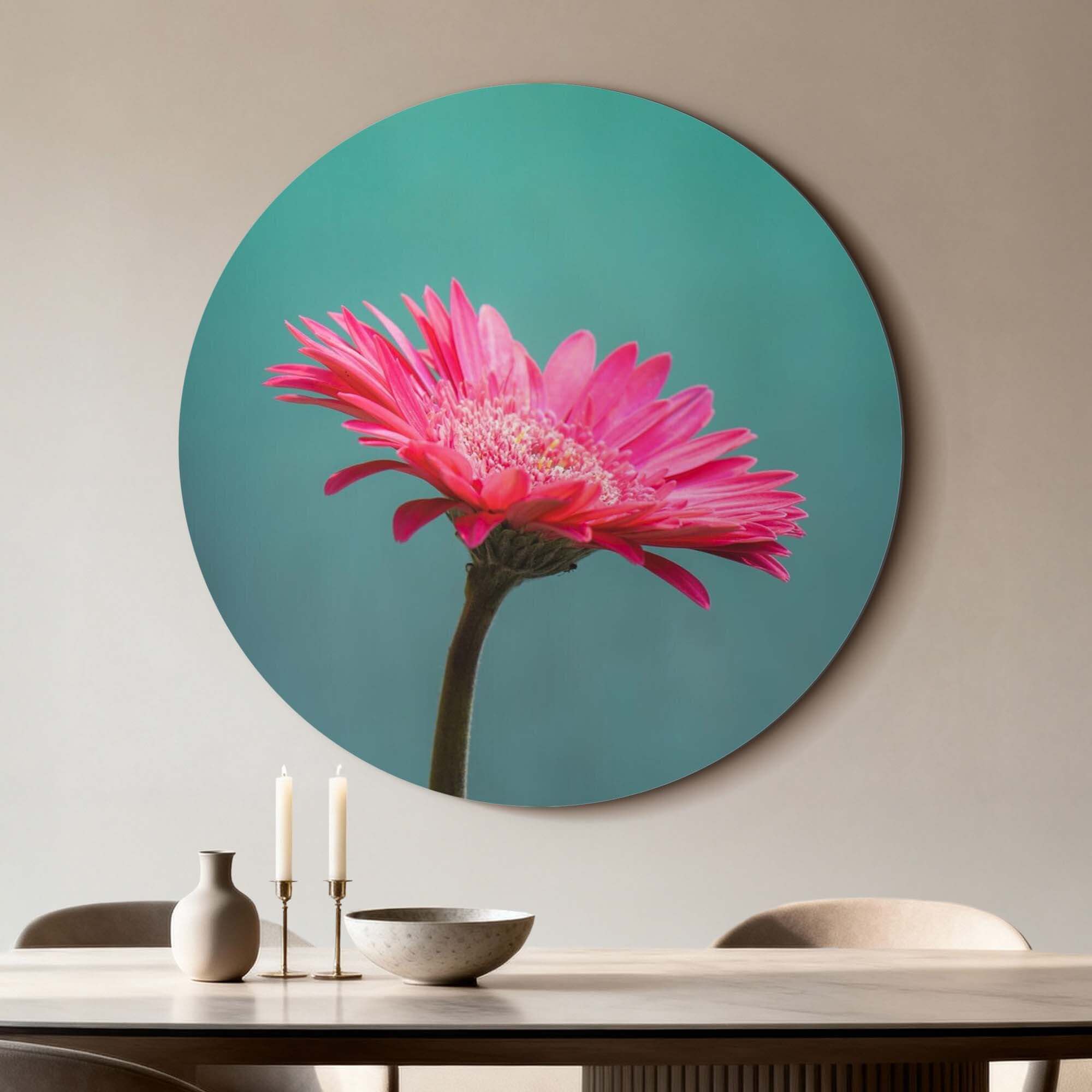 Blush Bloom - Wandbild mit einer leuchtend rosa Blume auf türkisfarbenem Hintergrund, perfekt für moderne Innenräume.