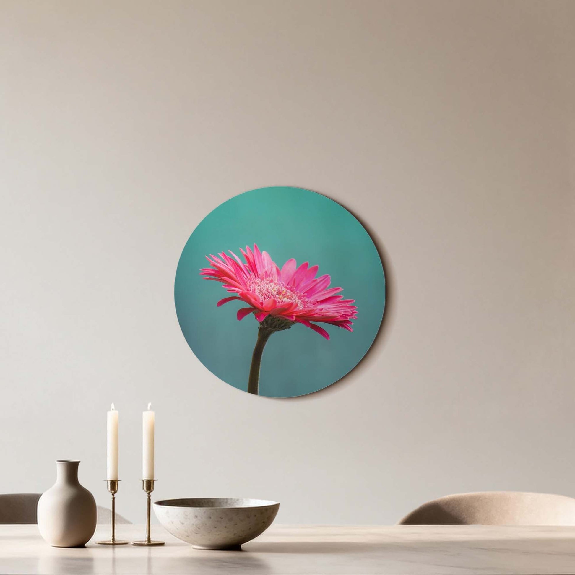 Blush Bloom - Wandbild mit rosa Blume auf türkisfarbenem Hintergrund in modernem Interieur.
