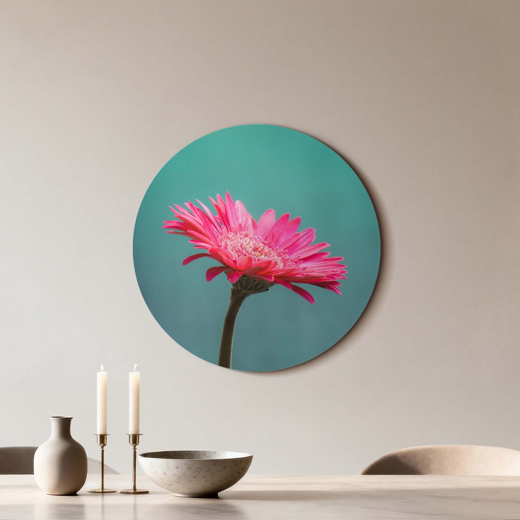 Blush Bloom - Wandbild, leuchtend rosa Blume auf türkisem Hintergrund, moderne Wanddekoration.